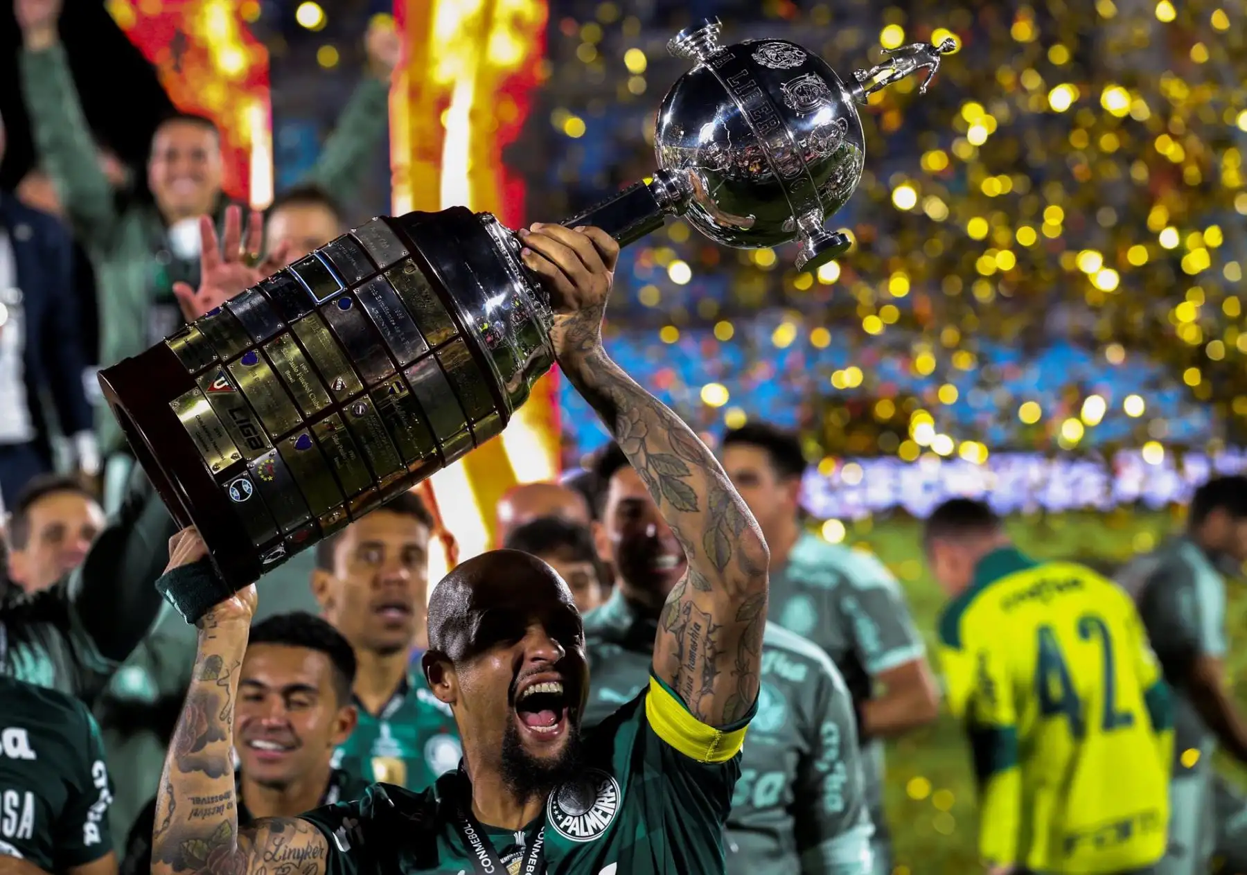 Felipe Melo de Palmeiras celebra hoy con el trofeo tras vencer a Flamengo y ganar la Copa Libertadores, en el Estadio Centenario en Montevideo (Uruguay). EFE/Raúl Martínez