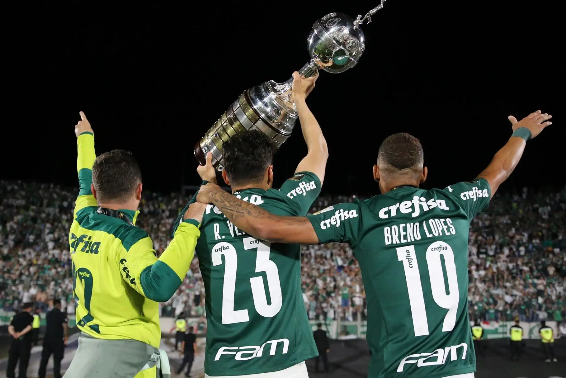Jugadores de Palmeiras celebran hoy con la hinchada tras vencer a Flamengo y ganar la Copa Libertadores, en el Estadio Centenario en Montevideo (Uruguay). EFE/Raúl Martínez