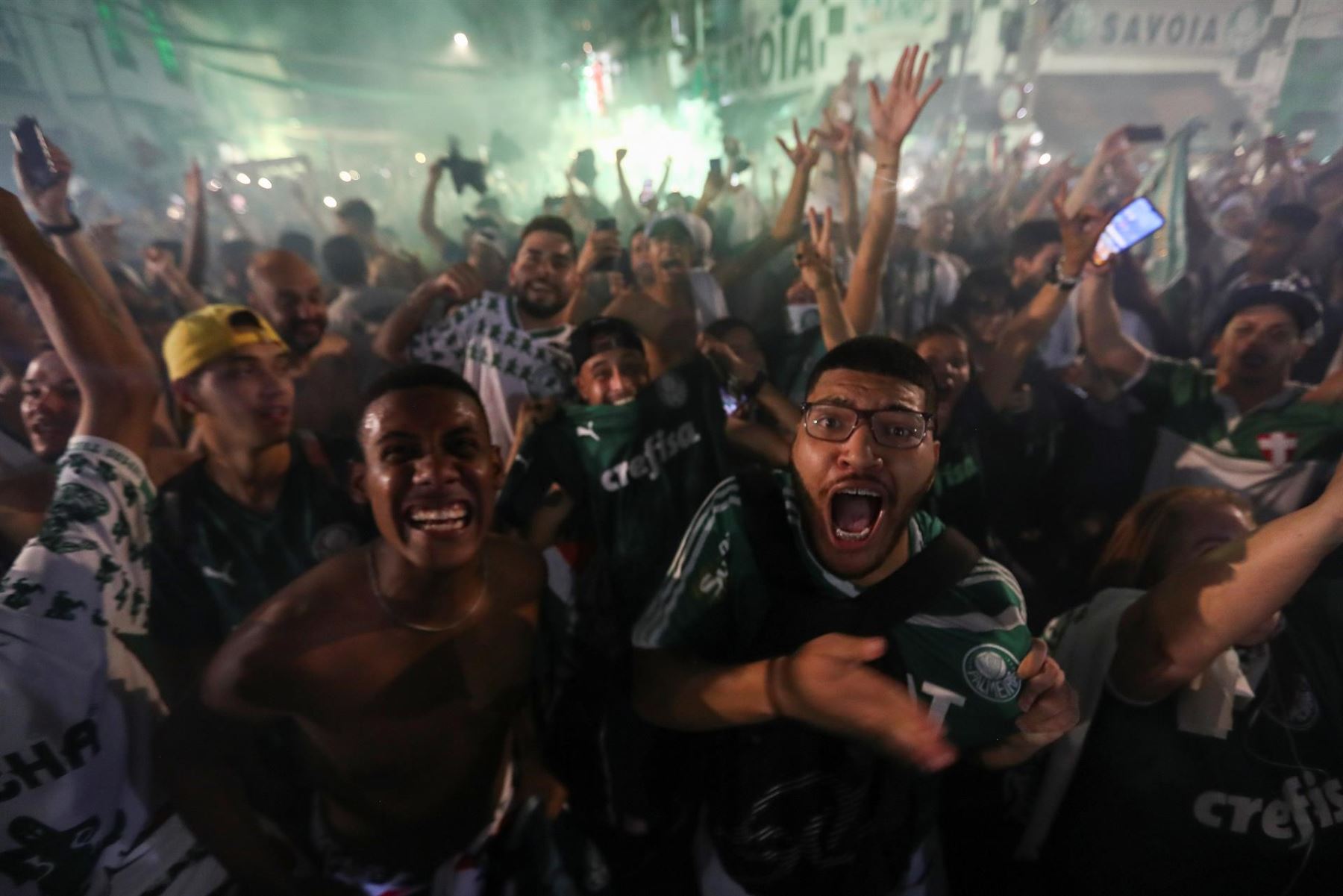 Aficionados de Palmeiras celebran el triunfo de su equipo tras ganar hoy la Copa Libertadores, durante una concentración de hinchas cerca del estadio Allianz Parque, en Sao Paulo (Brasil). Palmeiras, campeón del torneo en 2020, defendió su título y derrotó este sábado 2-1 a Flamengo desde el estadio Centenario de Montevideo, en Uruguay, y se coronó campeón de la Copa Libertadores 2021. EFE/ Sebastiao Moreira