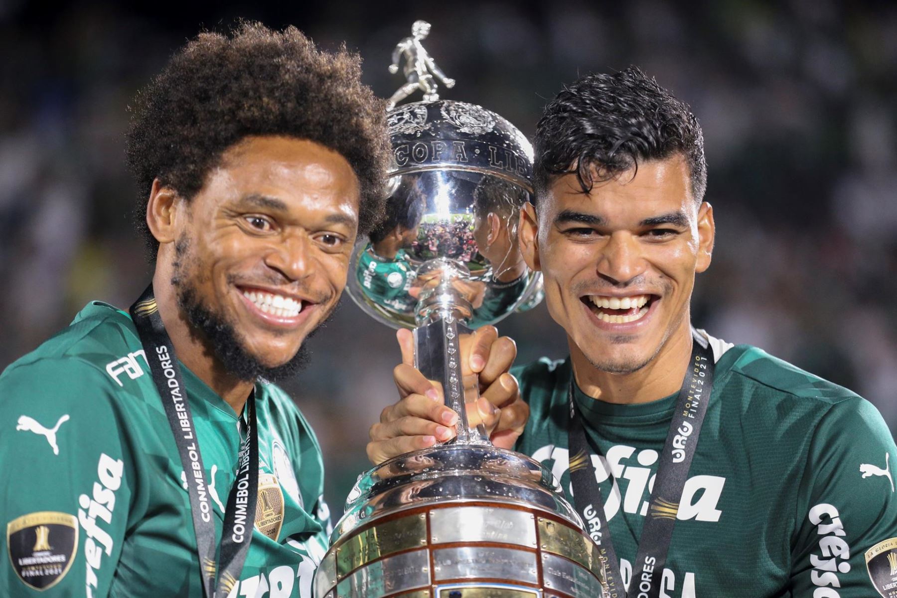 Luiz Adriano (i) y Danilo Barbosa de Palmeiras celebran hoy con el trofeo tras vencer a Flamengo y ganar la Copa Libertadores, en el Estadio Centenario en Montevideo (Uruguay). EFE/Raúl Martínez