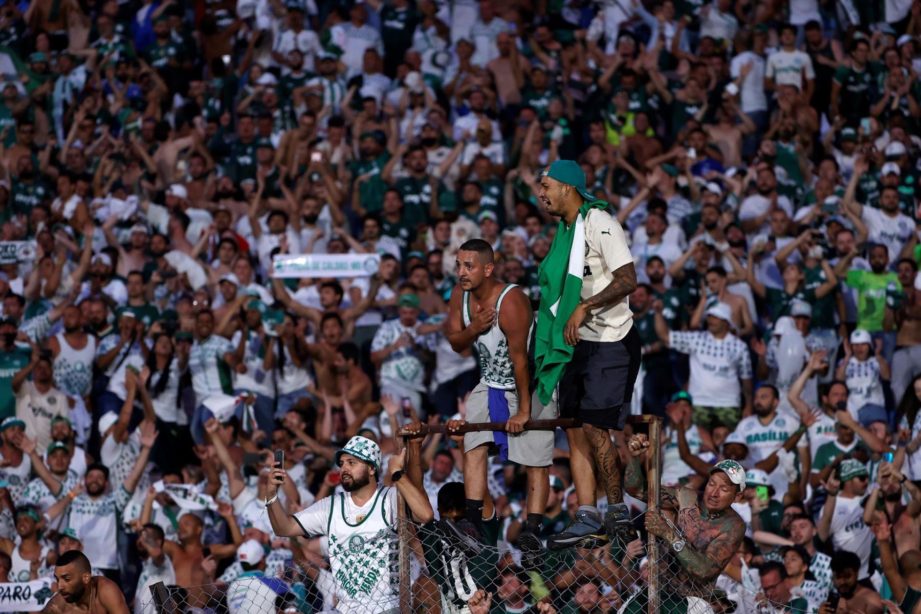Aficionados de Palmeiras celebran hoy la obtención de la Copa Libertadores, tras el triunfo de su equipo contra Flamengo en el Estadio Centenario en Montevideo (Uruguay). EFE/ Juan Ignacio Roncoroni