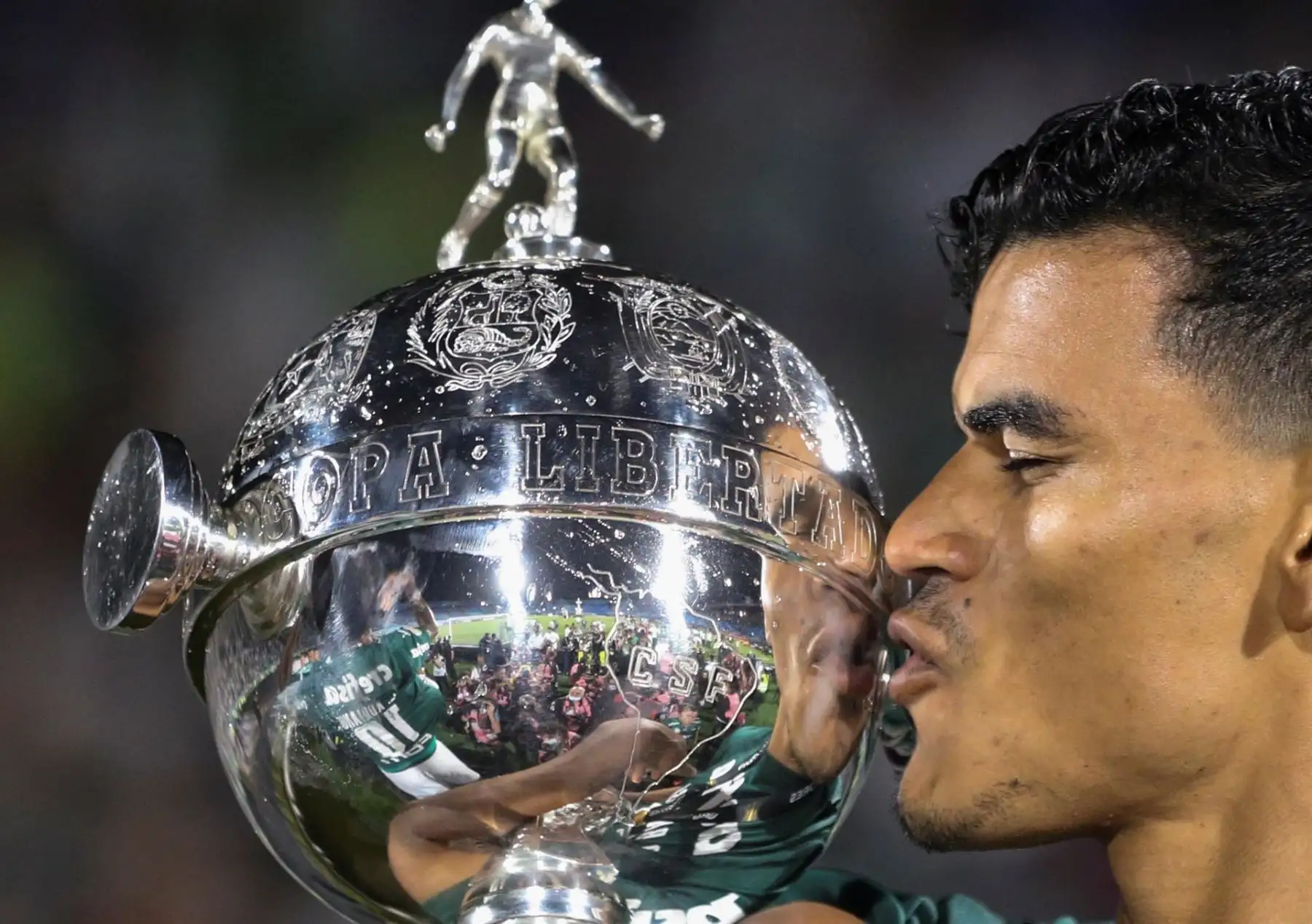 Danilo Barbosa da Silva de Palmeiras besa hoy el trofeo tras vencer a Flamengo y ganar la Copa Libertadores, en el Estadio Centenario en Montevideo (Uruguay). EFE/Raúl Martínez