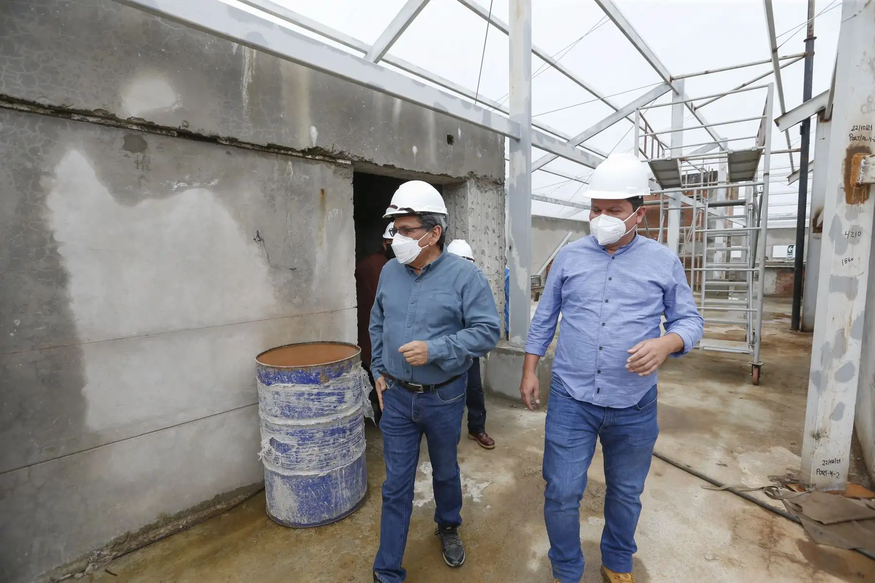 El ministro de Salud, Hernando Cevallos, supervisa vacunación contra la covid-19 y los avances de obra del hospital de Ayabaca, Piura. Foto: Minsa