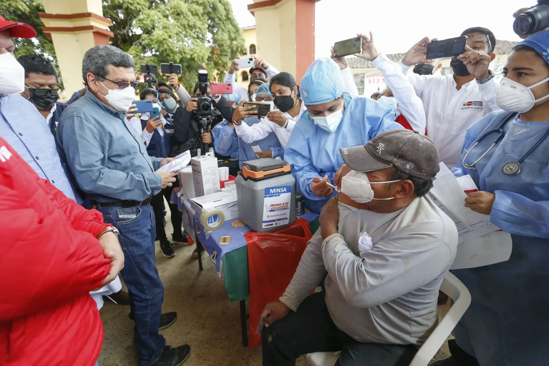 El ministro de Salud, Hernando Cevallos, supervisa vacunación contra la covid-19 y los avances de obra del hospital de Ayabaca, Piura. Foto: Minsa