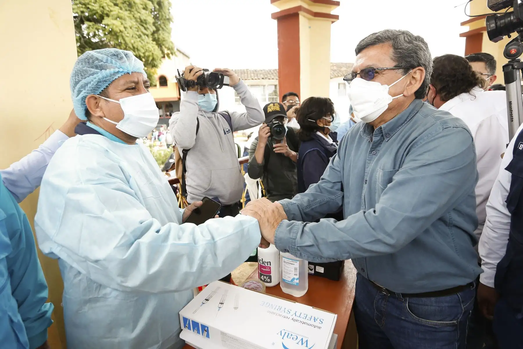 El ministro de Salud, Hernando Cevallos, supervisa vacunación contra la covid-19 y los avances de obra del hospital de Ayabaca, Piura. Foto: Minsa