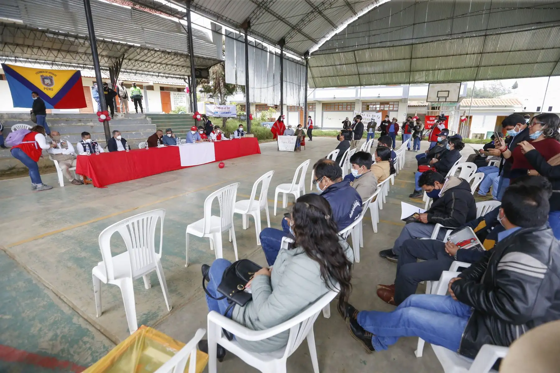 El ministro de Salud, Hernando Cevallos, supervisa vacunación contra la covid-19 y los avances de obra del hospital de Ayabaca, Piura. Foto: Minsa