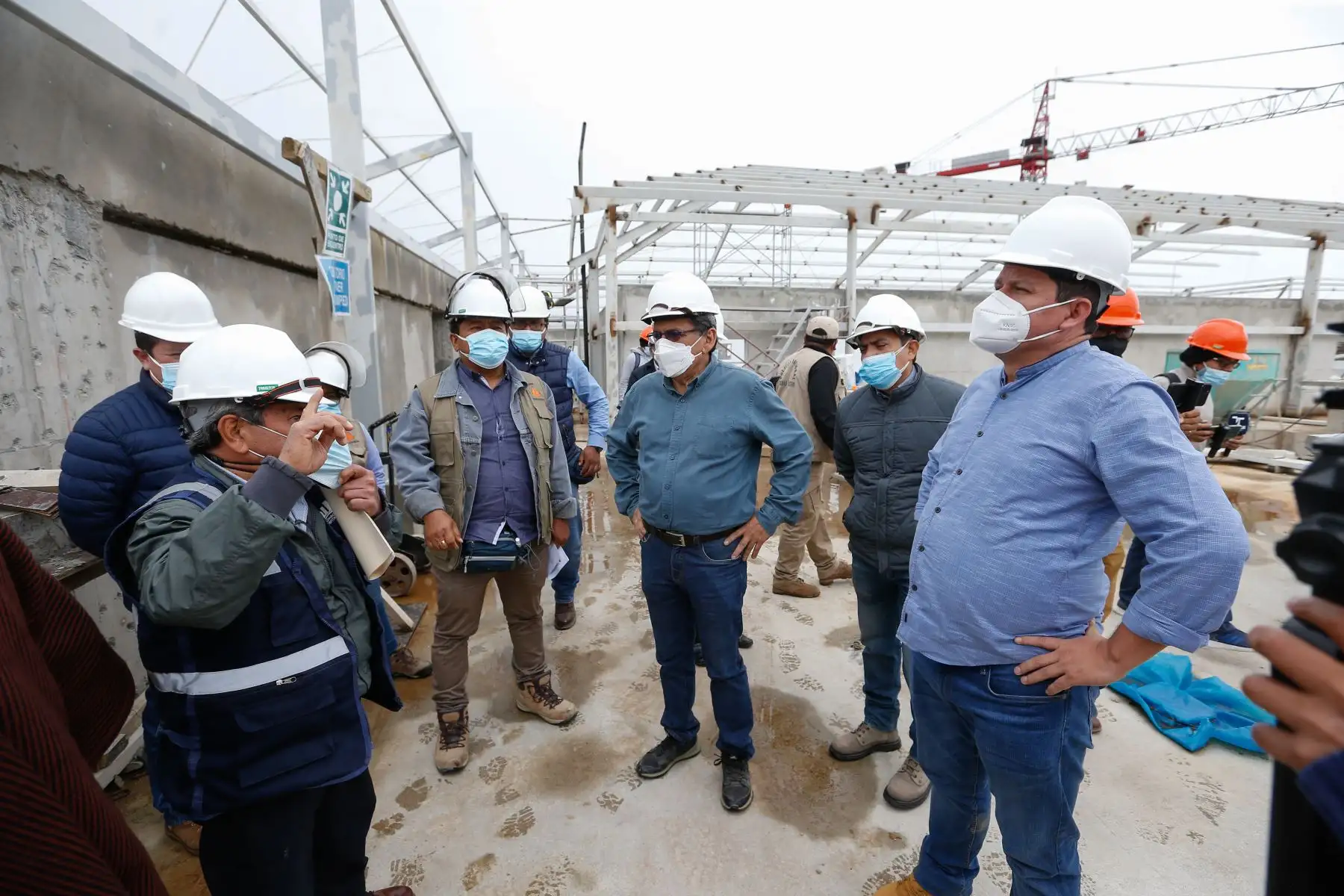 El ministro de Salud, Hernando Cevallos, supervisa vacunación contra la covid-19 y los avances de obra del hospital de Ayabaca, Piura. Foto: Minsa