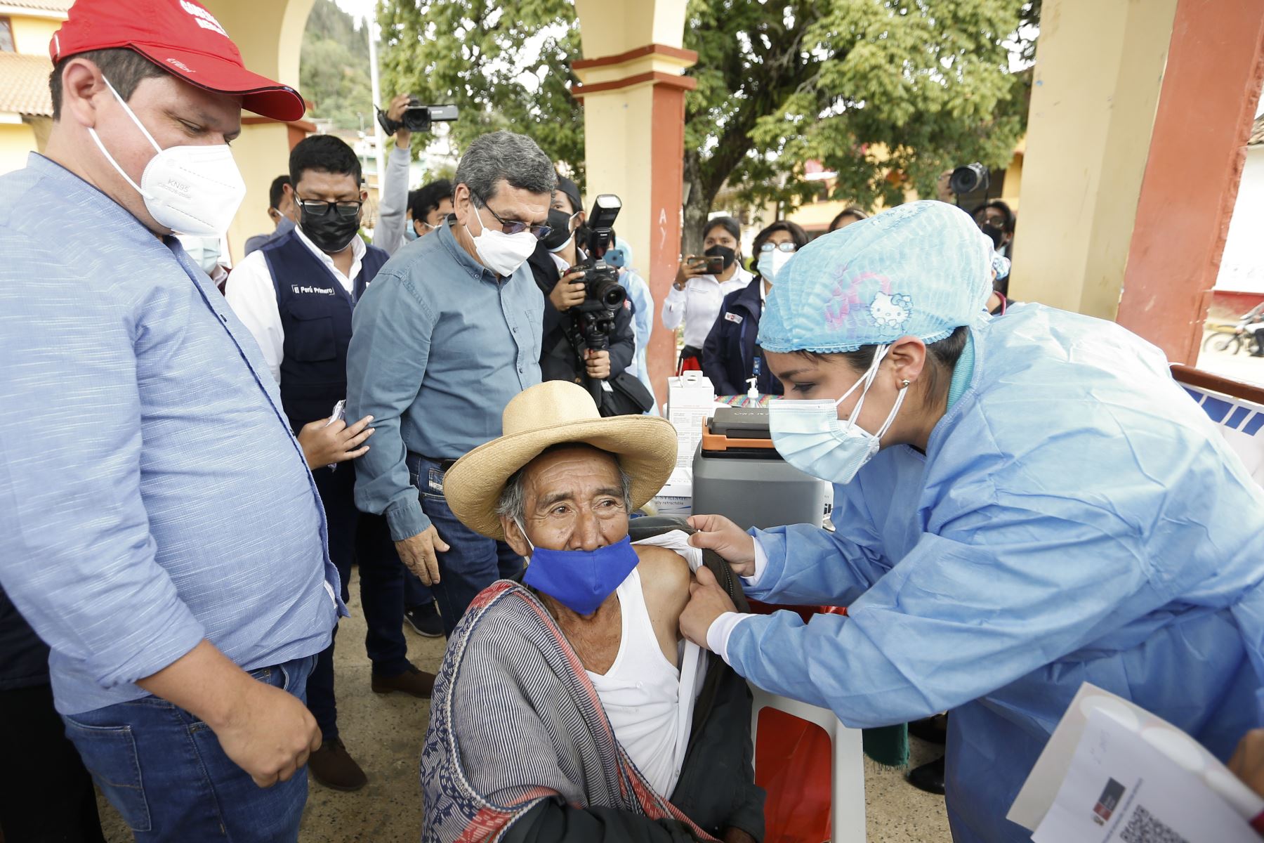 El ministro de Salud, Hernando Cevallos, supervisa vacunación contra la covid-19 y los avances de obra del hospital de Ayabaca, Piura. Foto: Minsa