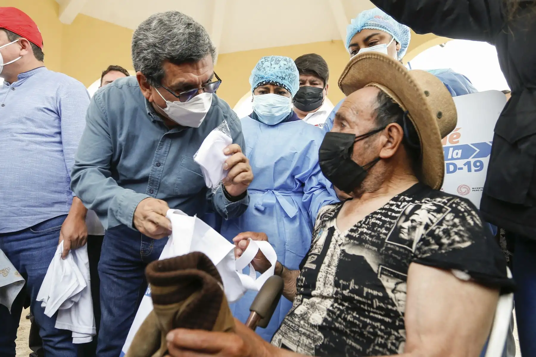 El ministro de Salud, Hernando Cevallos, supervisa vacunación contra la covid-19 y los avances de obra del hospital de Ayabaca, Piura. Foto: Minsa