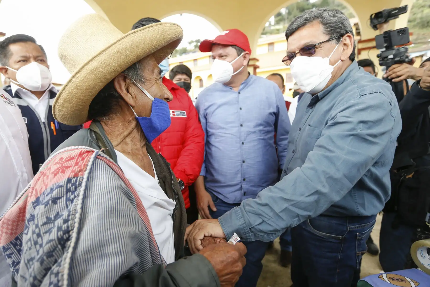 El ministro de Salud, Hernando Cevallos, supervisa vacunación contra la covid-19 y los avances de obra del hospital de Ayabaca, Piura. Foto: Minsa