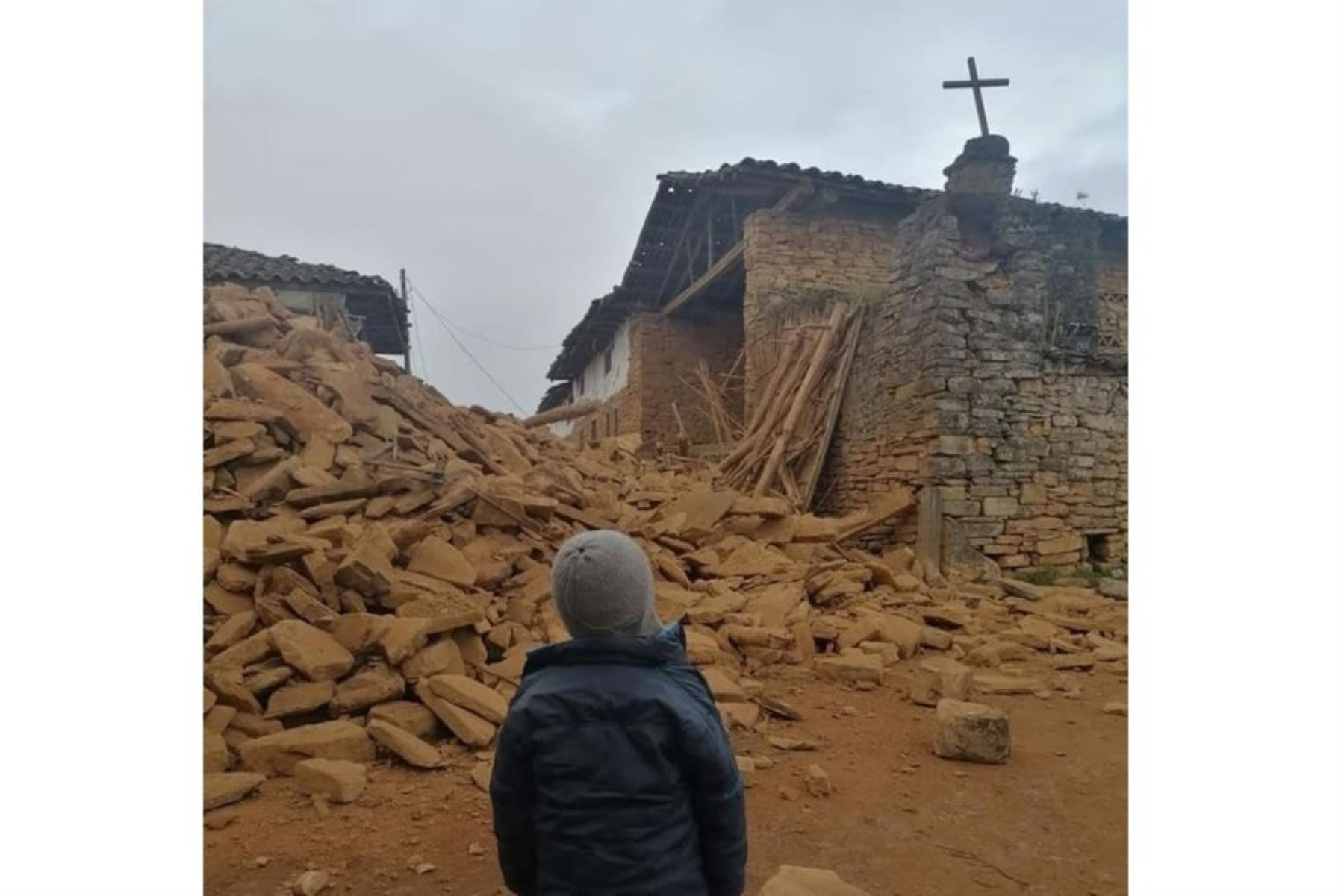 El fuerte sismo de magnitud 7.5 registrado cerca de Santa María de Nieva, en Amazonas, causó el derrumbe de la torre de la iglesia Jalca Grande. Foto: Amazonas Noticias/Facebook