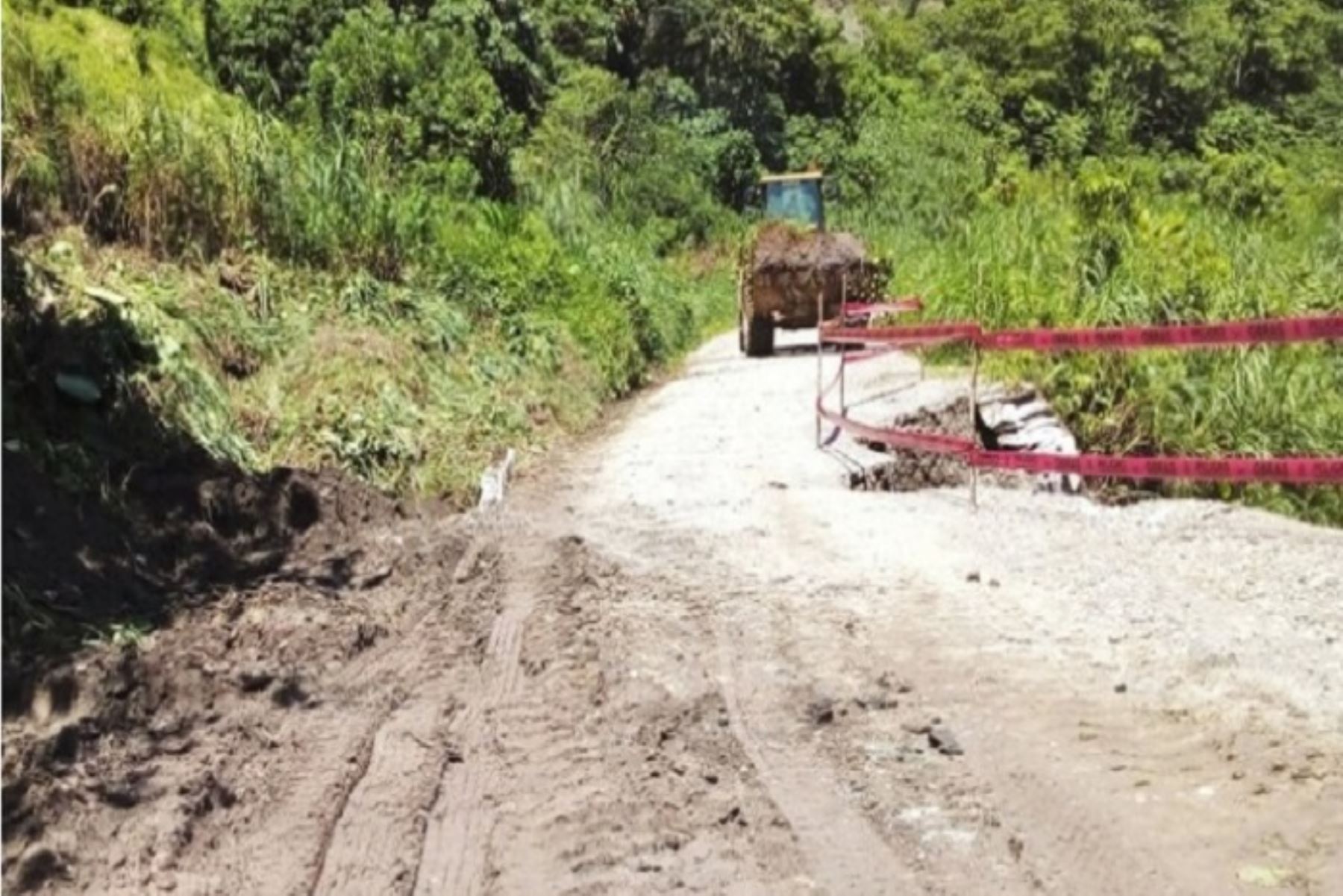 En el kilómetro 33 de la carretera Tarapoto – Yurimaguas, hay muchos vehículos varados.