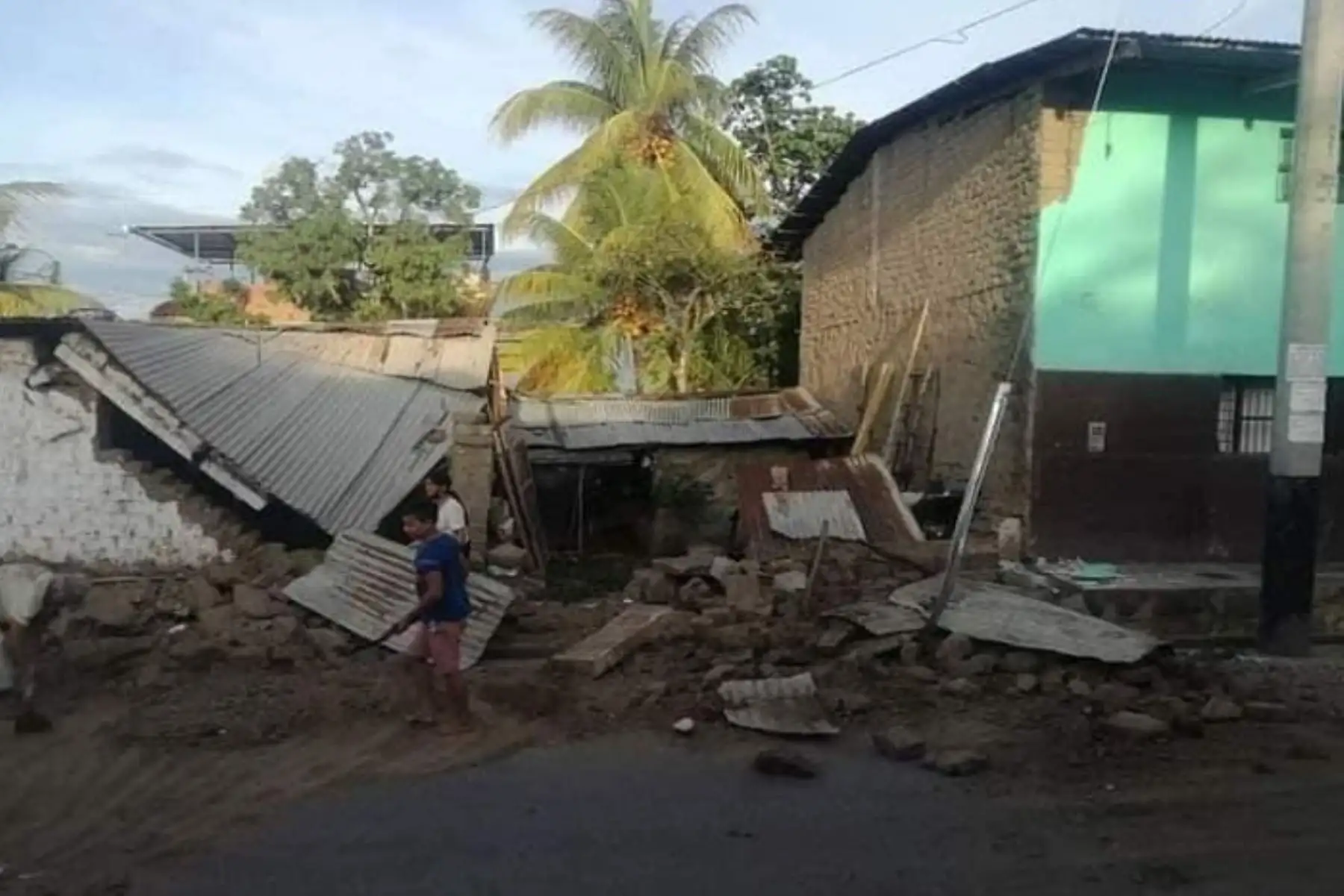 Diversas instituciones competentes y sectores continúan atendiendo la emergencia producida por el sismo.