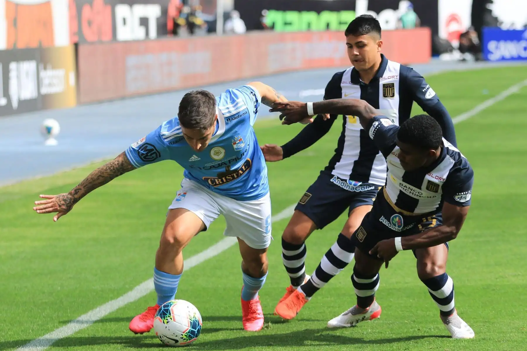 Sporting Cristal y Alianza Lima se enfrentan por el partido de vuelta de la final de la Liga 1, en el Estadio Nacional. Foto: FPF