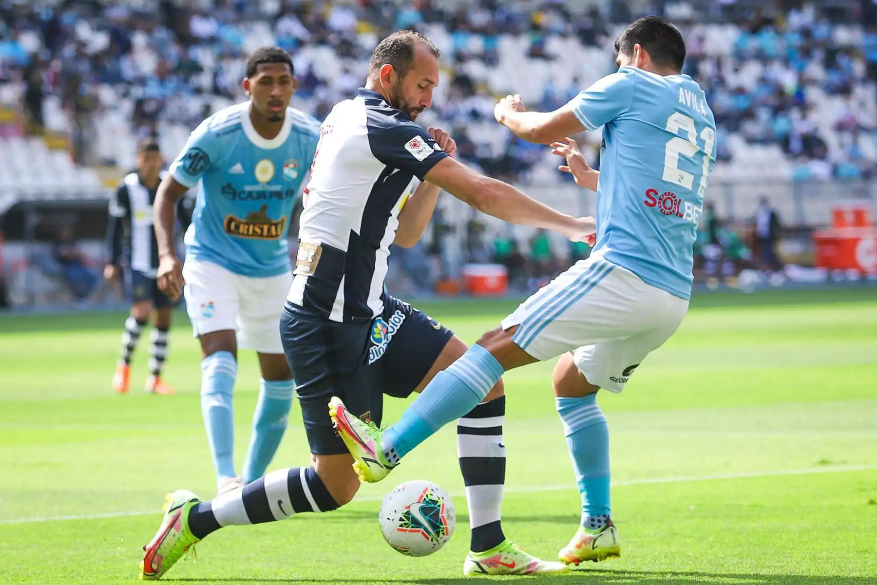 Sporting Cristal y Alianza Lima se enfrentan por el partido de vuelta de la final de la Liga 1, en el Estadio Nacional. Foto: FPF