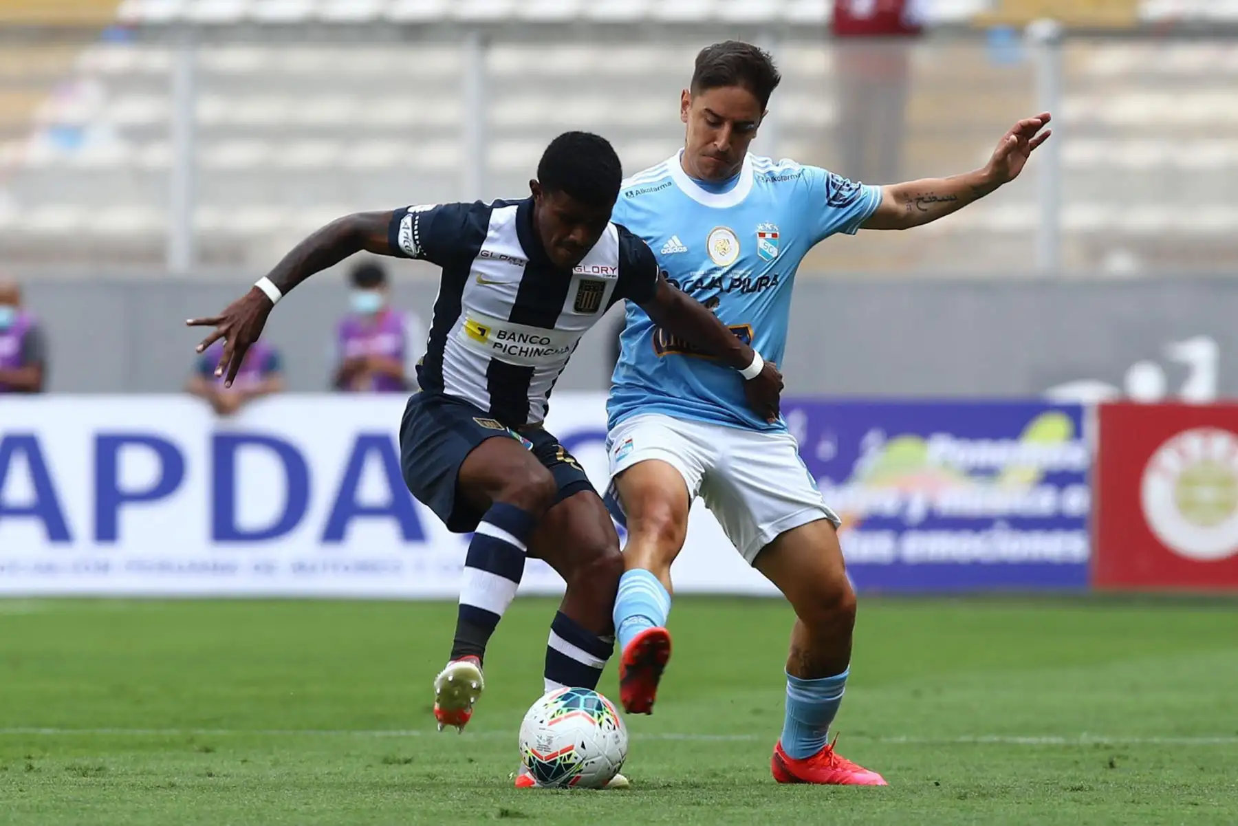 Sporting Cristal y Alianza Lima se enfrentan por el partido de vuelta de la final de la Liga 1, en el Estadio Nacional. Foto: FPF