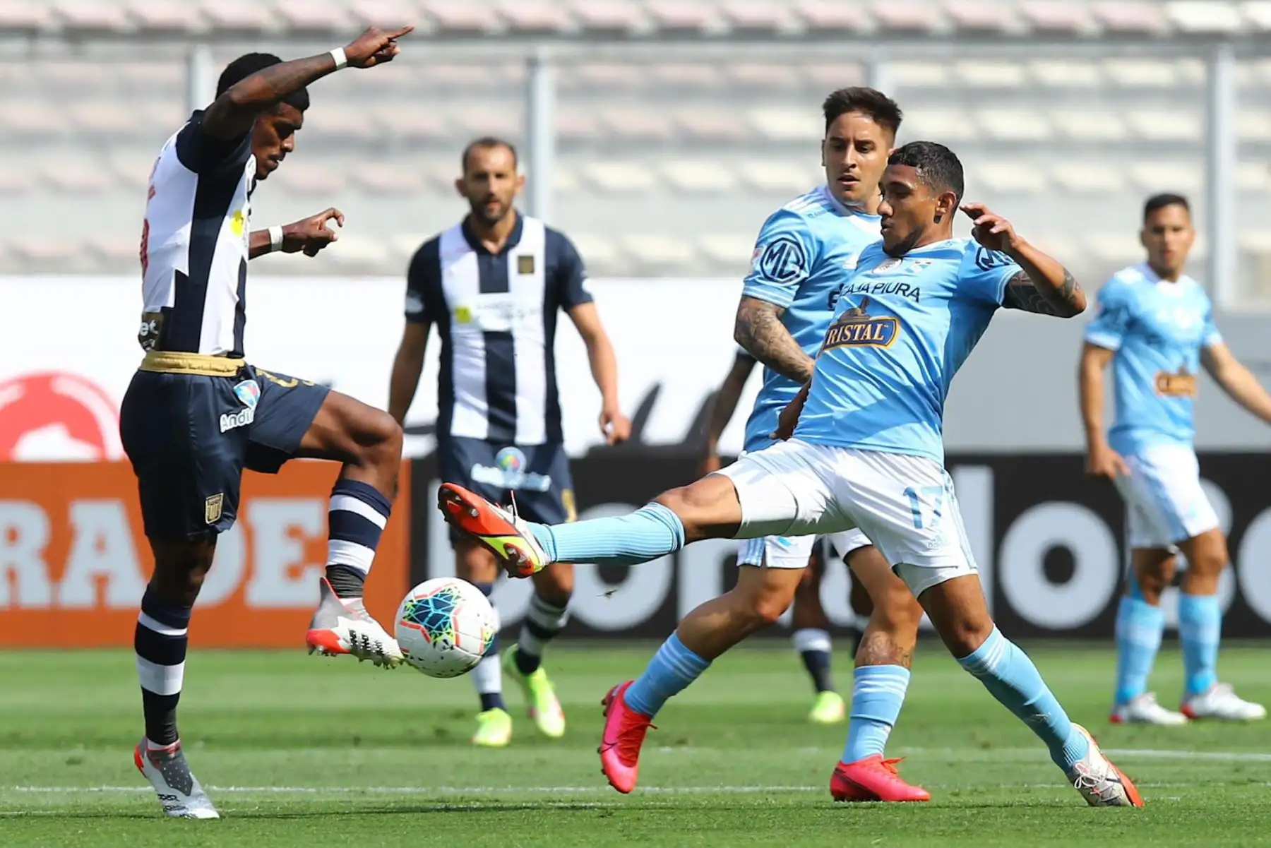 Sporting Cristal y Alianza Lima se enfrentan por el partido de vuelta de la final de la Liga 1, en el Estadio Nacional. Foto: FPF