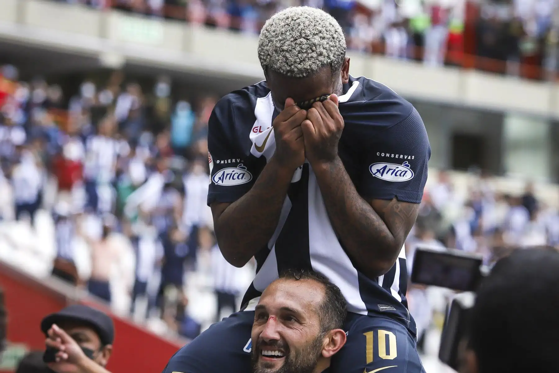 Jefferson Farfán celebra el título con Hernán Barcos. Alianza Lima se consagró campeón de la Liga 1, tras empatar sin goles ante Sporting Cristal a quienes habían derrotado 1-0 en el partido de ida. Ambos encuentros se disputaron en el Estadio Nacional. Foto: FPF