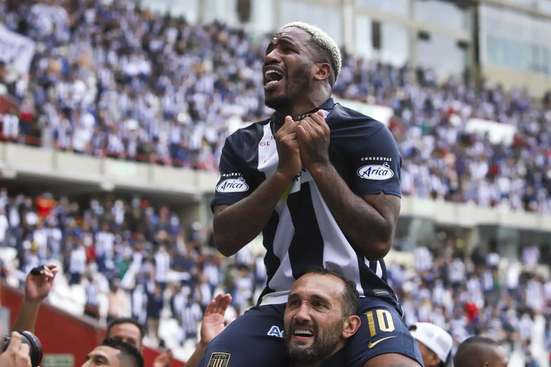 Jefferson Farfán celebra el título con Hernán Barcos. Alianza Lima se consagró campeón de la Liga 1, tras empatar sin goles ante Sporting Cristal a quienes habían derrotado 1-0 en el partido de ida. Ambos encuentros se disputaron en el Estadio Nacional. Foto: FPF Jefferson Farfán celebra el título con Hernán Barcos. Alianza Lima se consagró campeón de la Liga 1, tras empatar sin goles ante Sporting Cristal a quienes habían derrotado 1-0 en el partido de ida. Ambos encuentros se disputaron en el Estadio Nacional. Foto: FPF