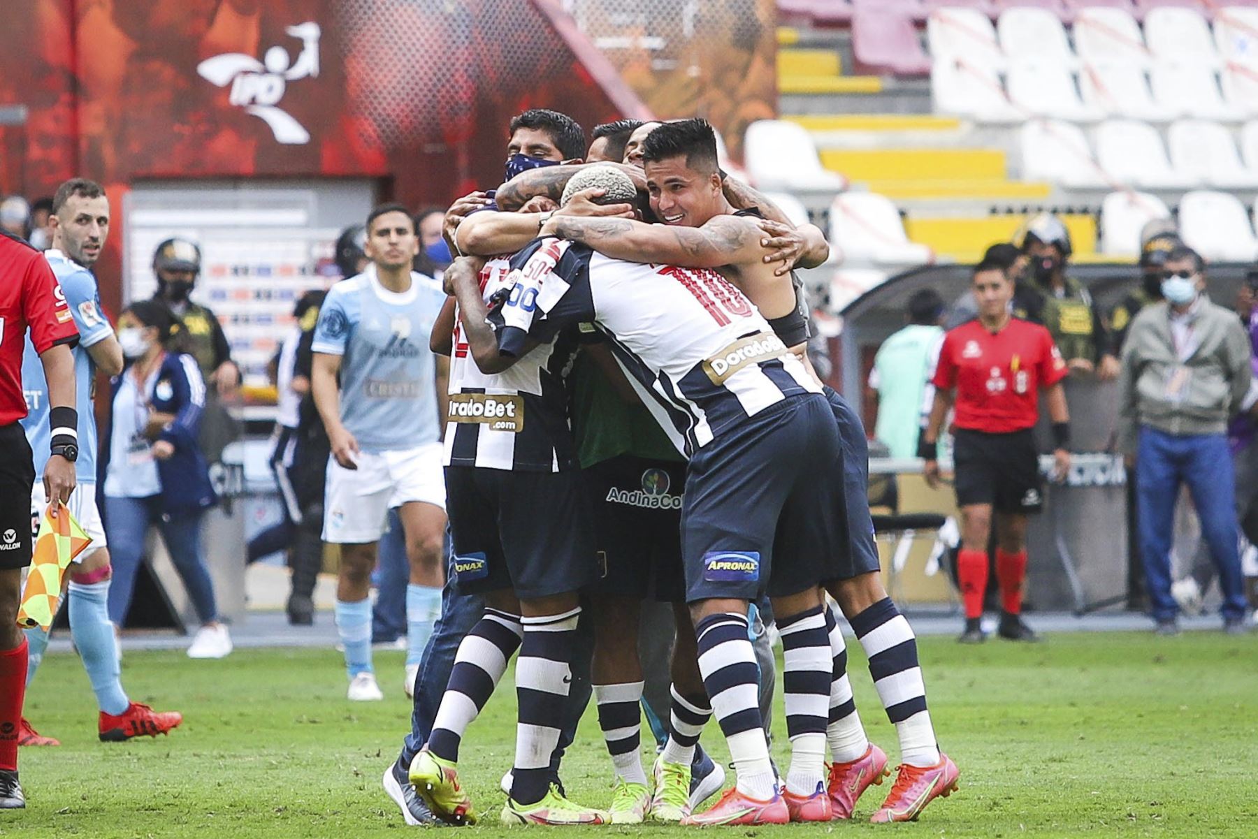 Alianza Lima se consagró campeón de la Liga 1, tras empatar sin goles ante Sporting Cristal a quienes habían derrotado 1-0 en el partido de ida. Ambos encuentros se disputaron en el Estadio Nacional. Foto: FPF