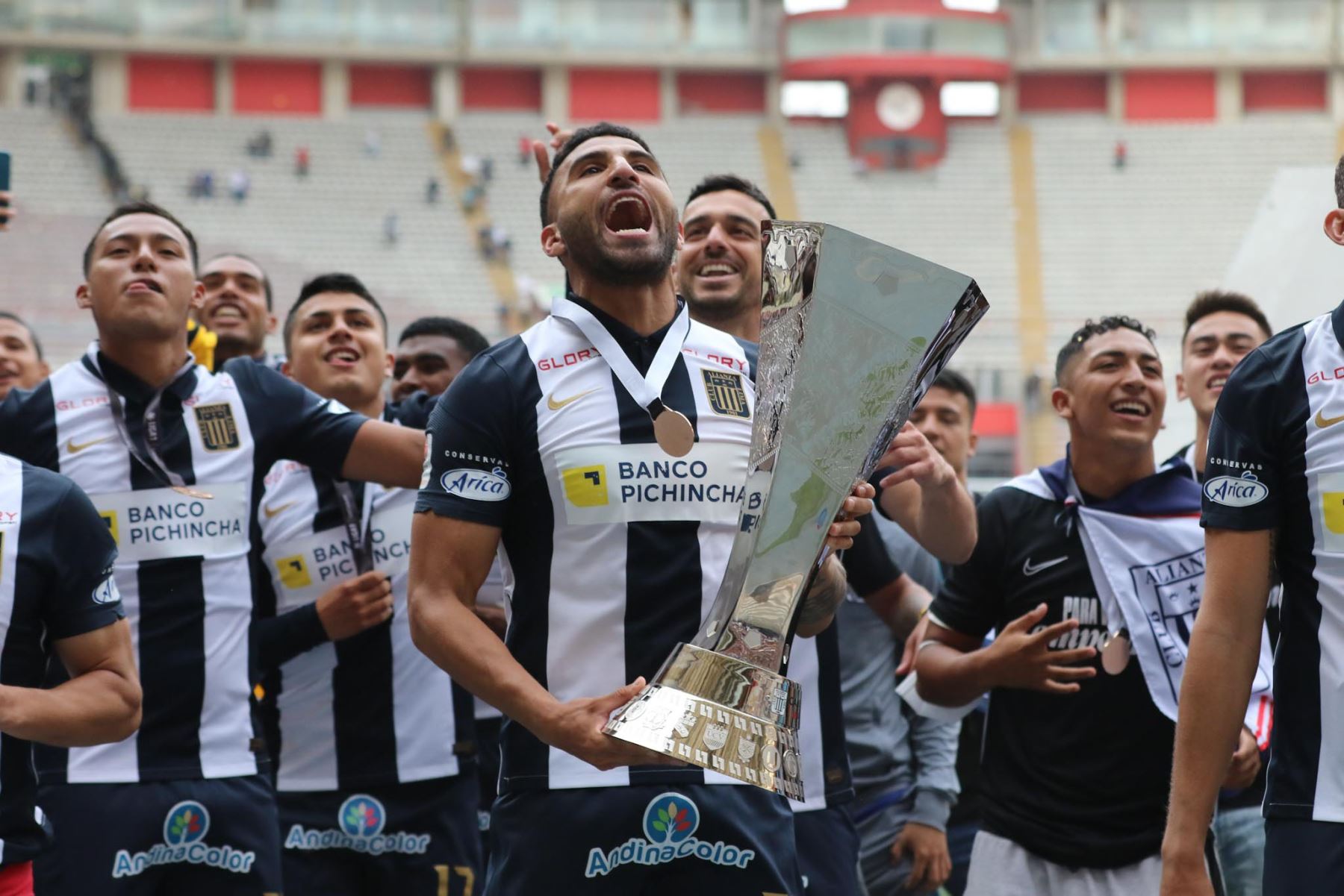 Alianza Lima se consagró campeón de la Liga 1, tras empatar sin goles ante Sporting Cristal a quienes habían derrotado 1-0 en el partido de ida. Ambos encuentros se disputaron en el Estadio Nacional. Foto: FPF