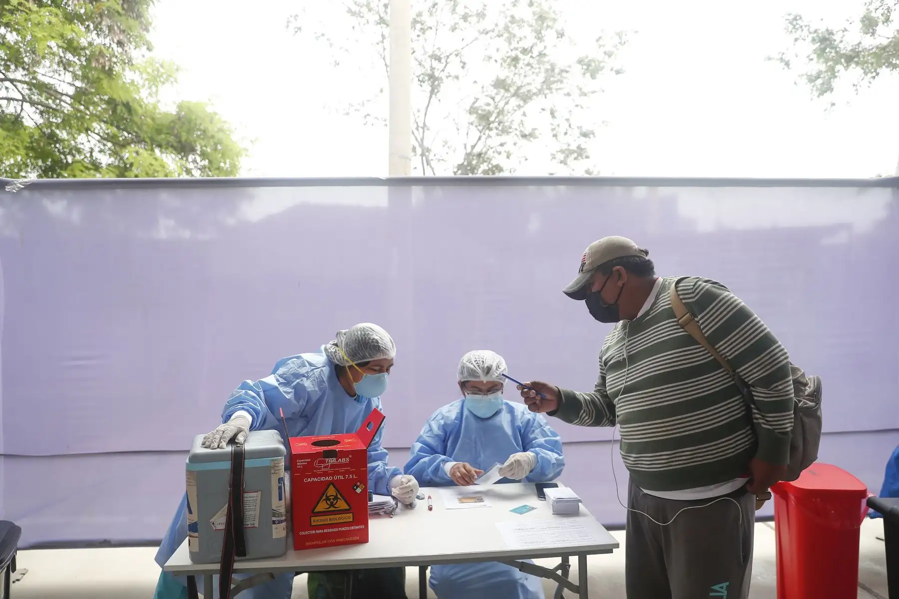 Continúa la vacunación contra el covid-19 en el Parque Zonal Mayta Cápac en SMP. Foto: ANDINA/Renato Pajuelo