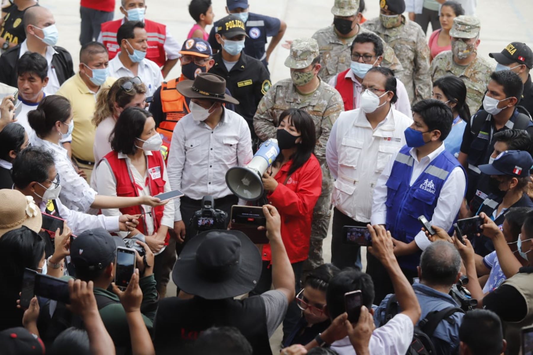 La premier Mirtha Vásquez junto a ministros de Estado llegaron a Santa María de Nieva, en Amazonas, para evaluar daños y disponer acciones de apoyo a afectados por sismo. Foto: PCM