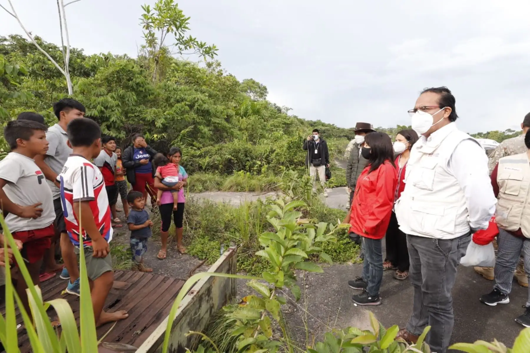 La premier Mirtha Vásquez junto a ministros de Estado llegaron a Santa María de Nieva, en Amazonas, para evaluar daños y disponer acciones de apoyo a afectados por sismo. Foto: PCM