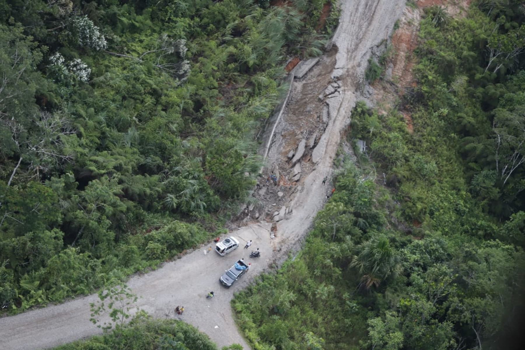 La premier Mirtha Vásquez junto a ministros de Estado llegaron a Santa María de Nieva, en Amazonas, para evaluar daños y disponer acciones de apoyo a afectados por sismo. Foto: PCM