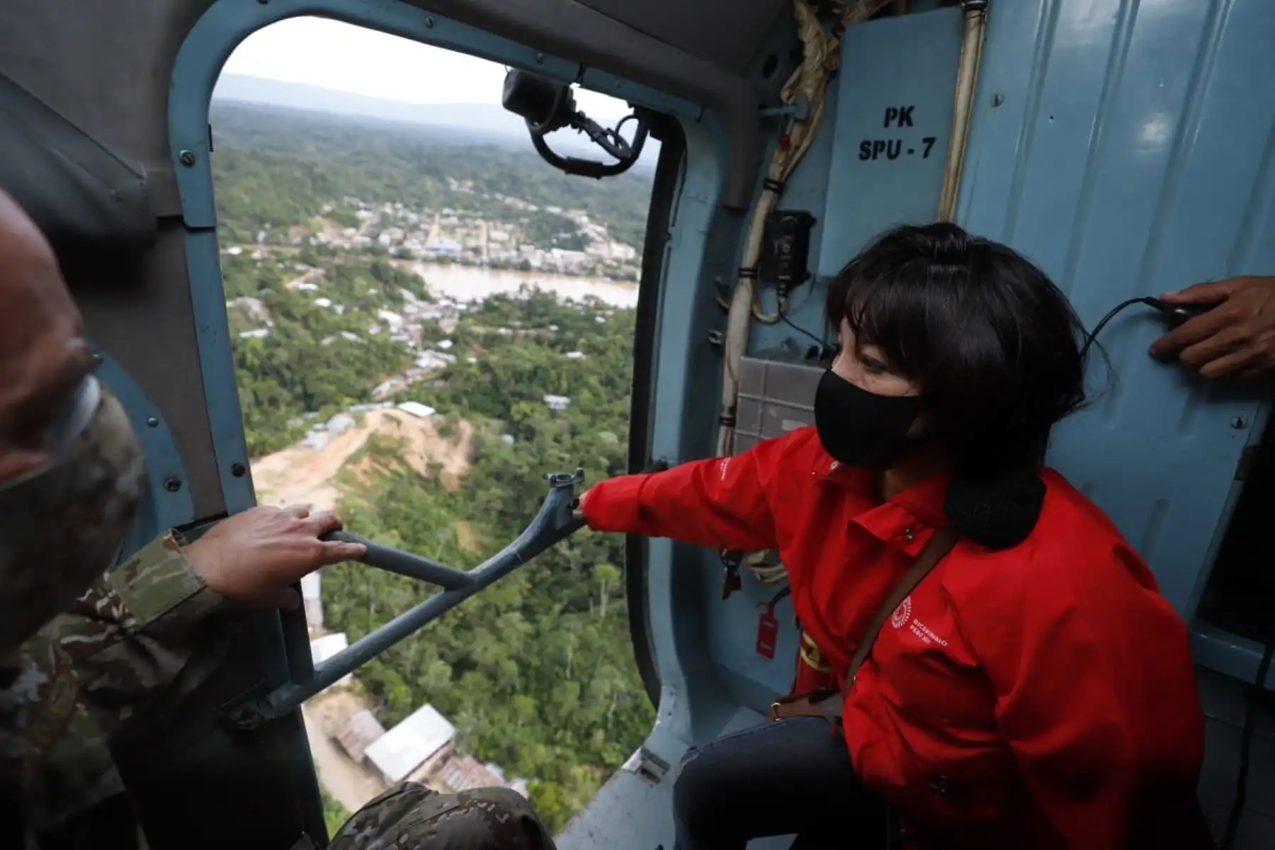 La premier Mirtha Vásquez junto a ministros de Estado llegaron a Santa María de Nieva, en Amazonas, para evaluar daños y disponer acciones de apoyo a afectados por sismo. Foto: PCM