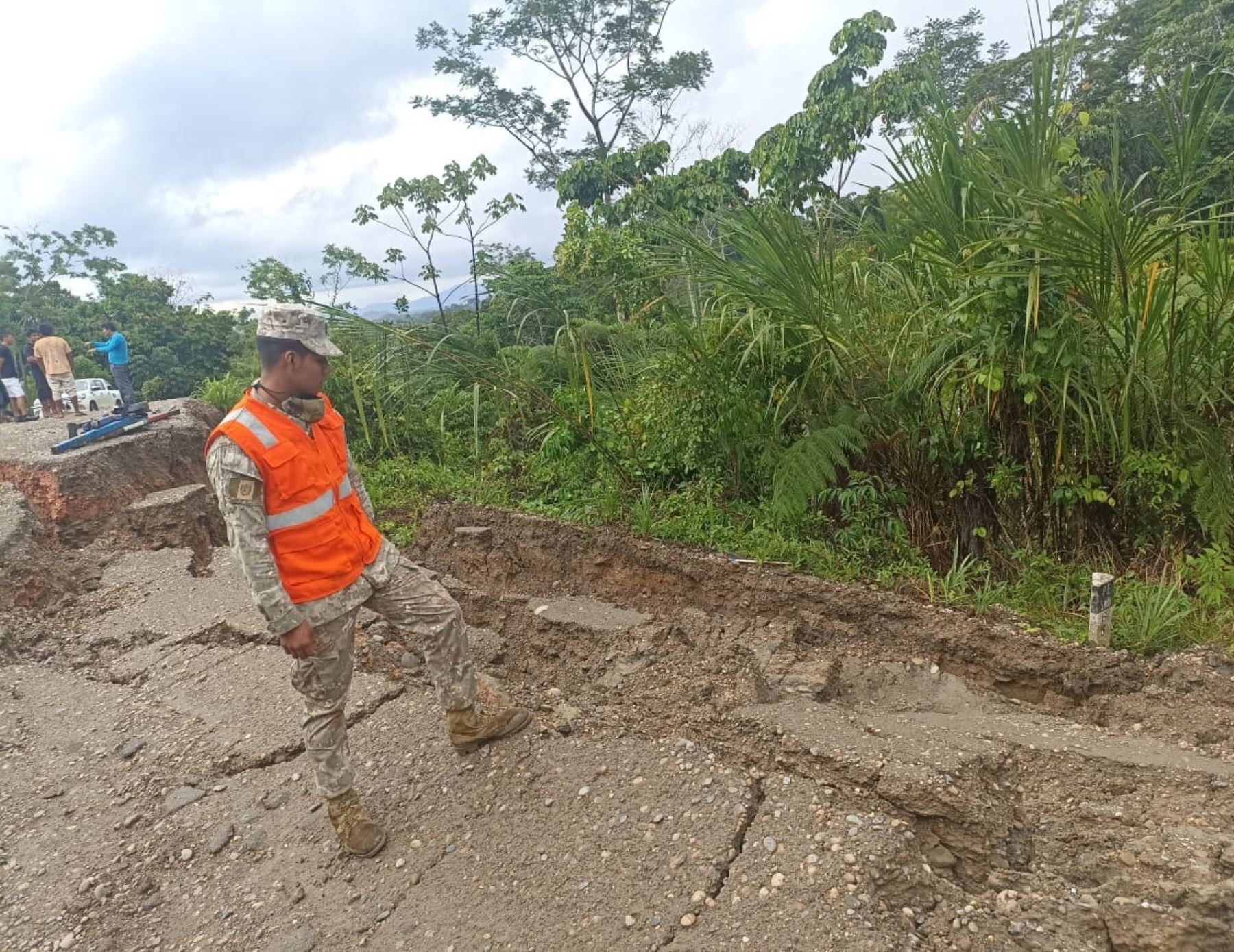 Cinco unidades del Ejército del Perú fueron desplegadas en Amazonas y Cajamarca para atender las emergencias ocasionadas por el fuerte sismo de magnitud 7.5 registrado ayer en Santa María de Nieva. ​ANDINA/Difusió