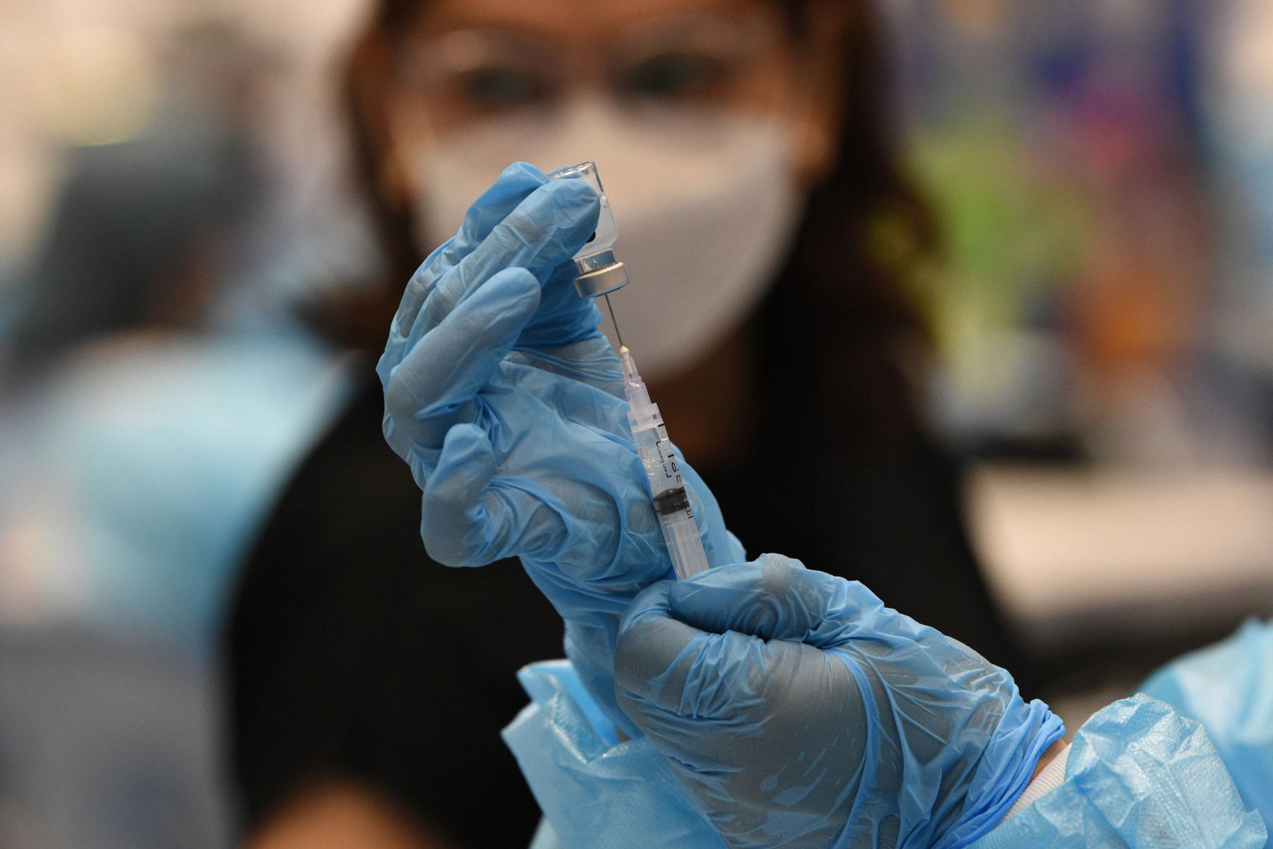 Un trabajador médico prepara una vacuna contra el coronavirus en Manila, cuando la nación del sudeste asiático lanzó una campaña de vacunación de tres días dirigida a nueve millones de personas, en medio de la amenaza de Omicron, variante del coronavirus fuertemente mutado. Foto: AFP