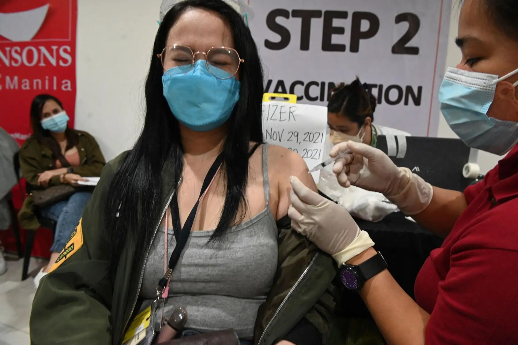Vacunación contra el coronavirus en Manila, cuando la nación del sudeste asiático lanzó una campaña de vacunación de tres días dirigida a nueve millones de personas, en medio de la amenaza de Omicron, variante del coronavirus fuertemente mutado. Foto: AFP