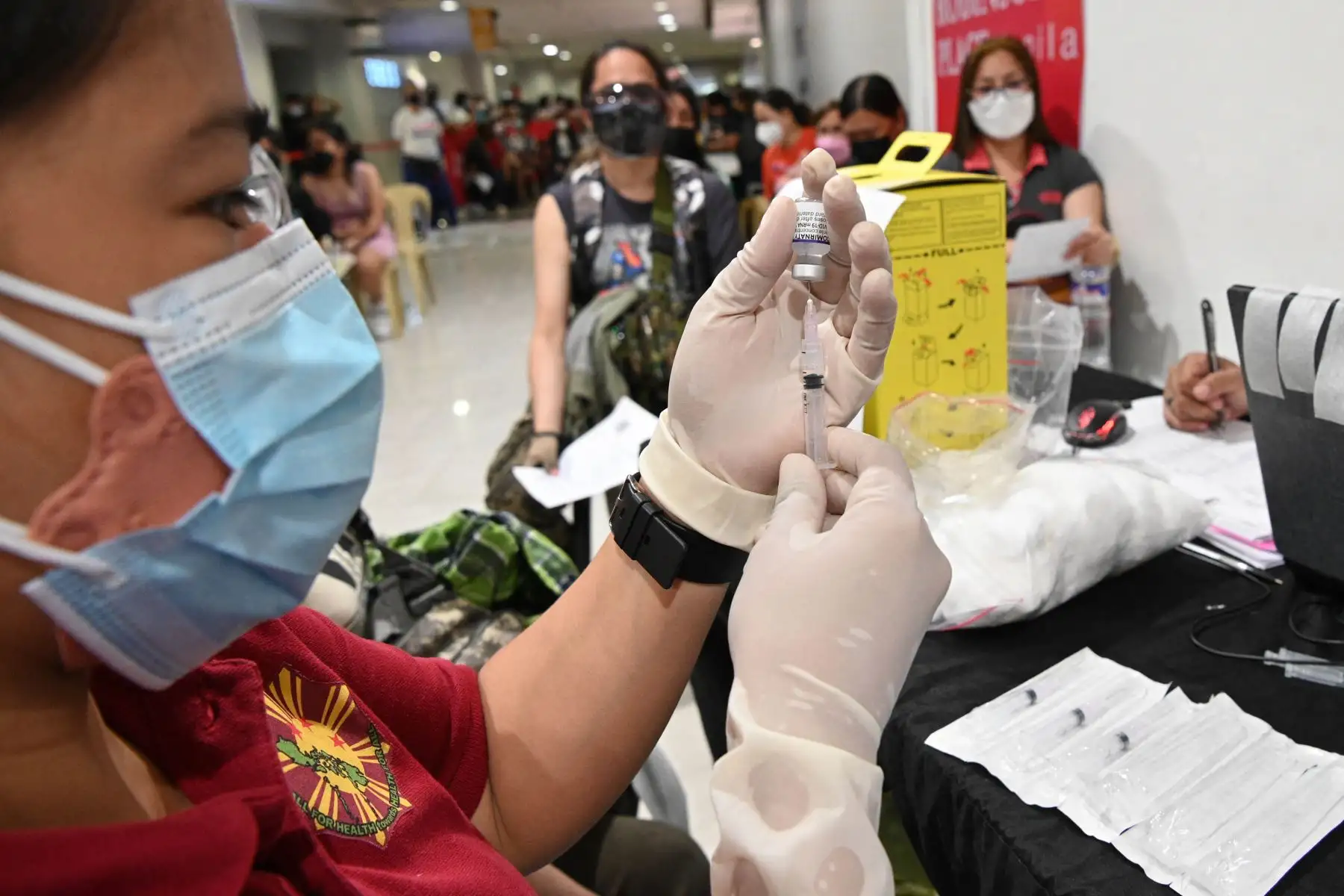 Vacunación contra el coronavirus en Manila, cuando la nación del sudeste asiático lanzó una campaña de vacunación de tres días dirigida a nueve millones de personas, en medio de la amenaza de Omicron, variante del coronavirus fuertemente mutado. Foto: AFP