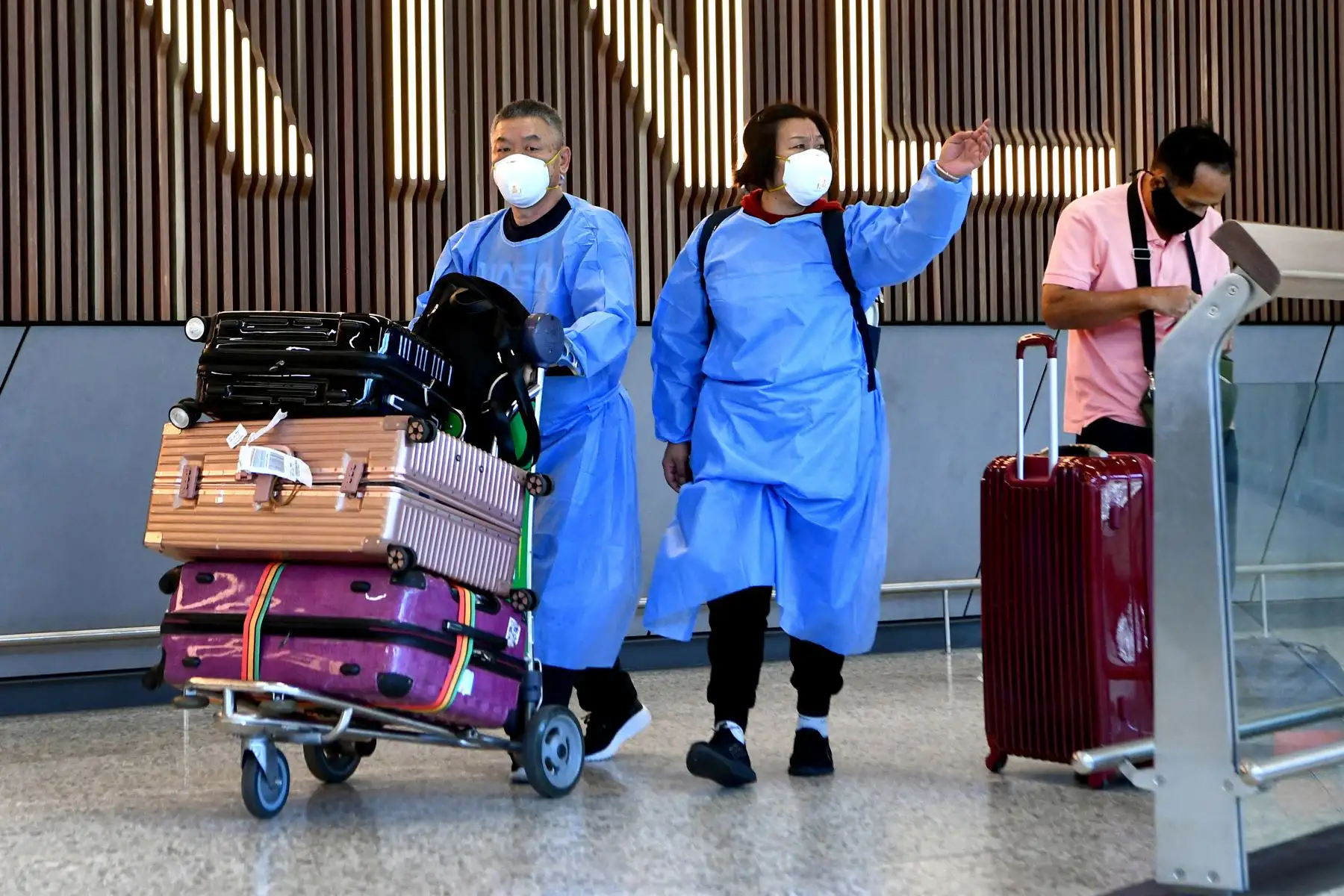 Viajeros internacionales llegan al aeropuerto Tullamarine de Melbourne  cuando Australia registra sus primeros casos de la variante Omicron de Covid-19. Foto: AFP