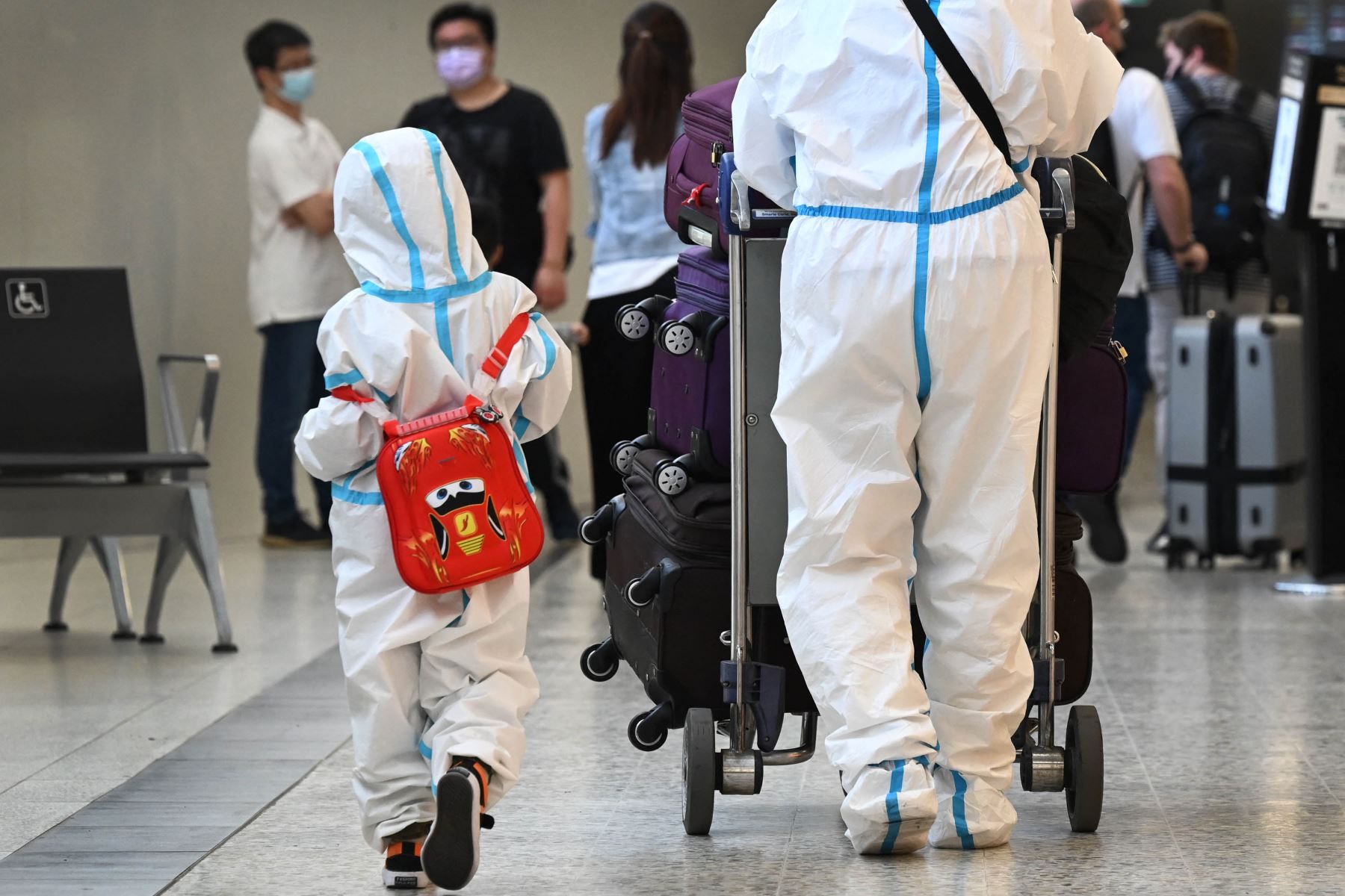 Viajeros internacionales llegan al aeropuerto Tullamarine de Melbourne  cuando Australia registra sus primeros casos de la variante Omicron de Covid-19. Foto: AFP