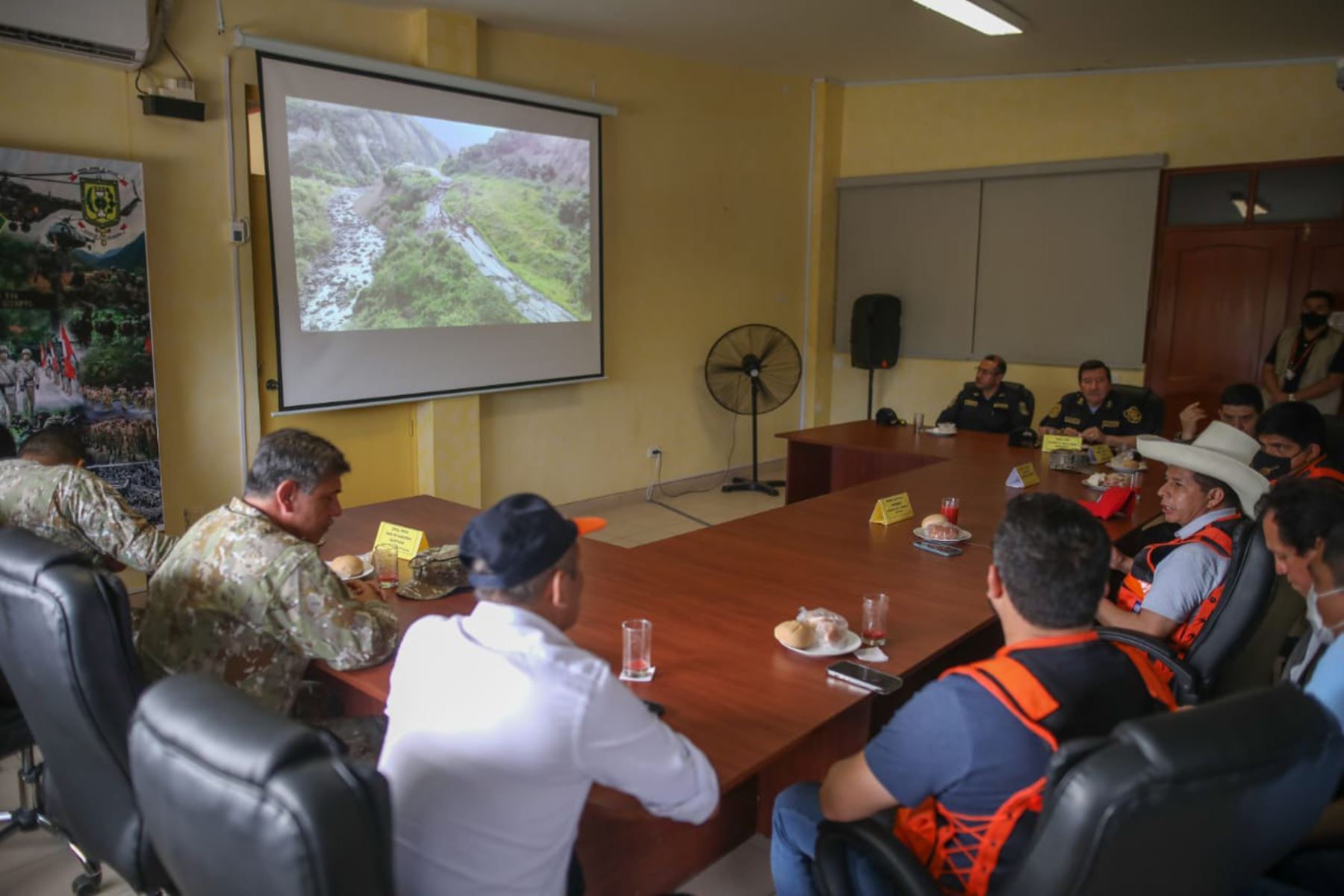 El presidente Pedro Castillo, junto a ministros de Estado y altos mandos militares, sostuvo reunión de coordinación para desplegar acciones en las zonas afectadas por el sismo en Amazonas.Foto: ANDINA/Prensa Presidencia