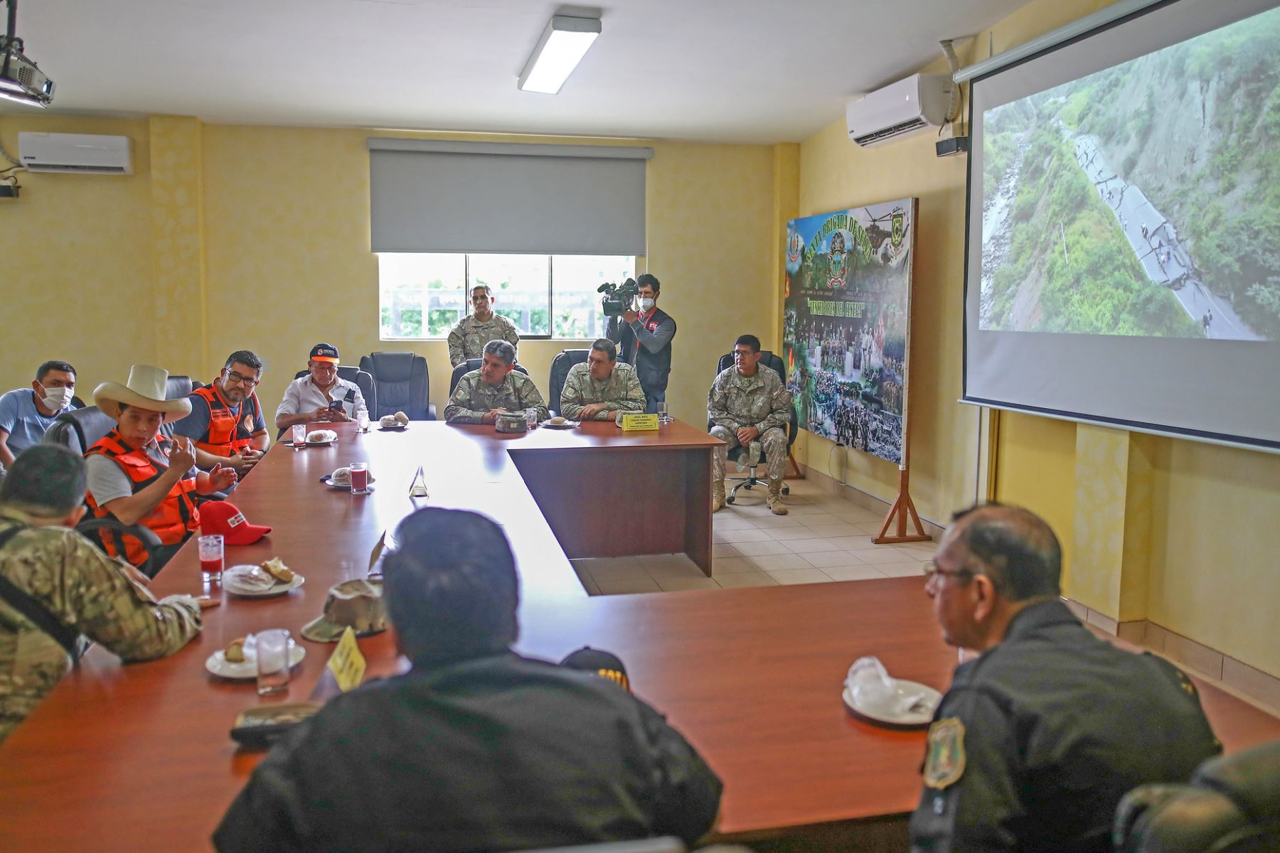 El presidente Pedro Castillo, junto a ministros de Estado y altos mandos militares, sostuvo reunión de coordinación para desplegar acciones en las zonas afectadas por el sismo en Amazonas.Foto: ANDINA/Prensa Presidencia