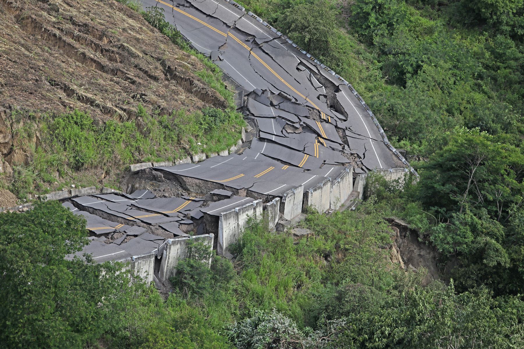 El tramo Bagua Grande-Pedro Ruiz de la carretera IIRSA Norte fue cerrado al tránsito debido a que presenta varios agrietamientos a causa del sismo de magnitud 7.5. Foto: ANDINA/Prensa Presidencia.