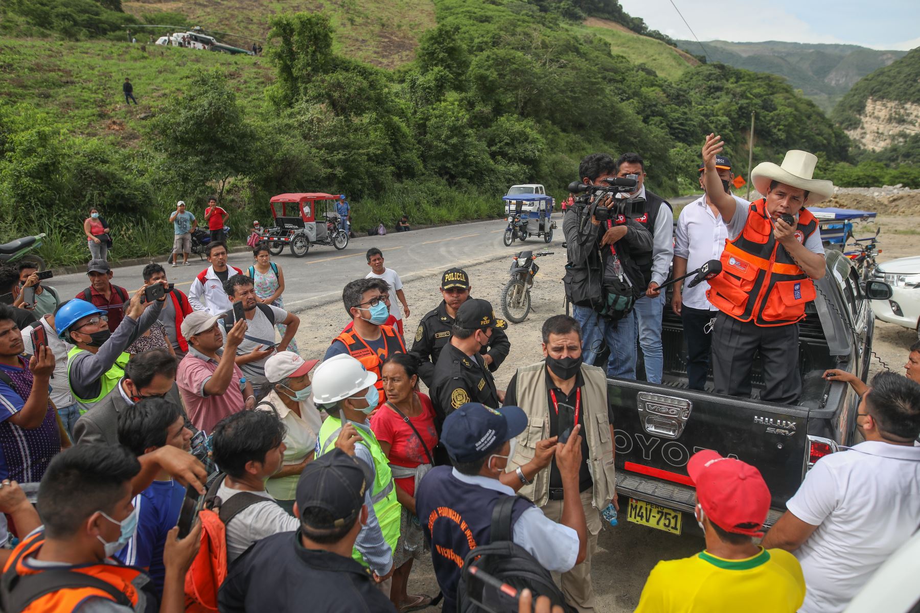 Jefe de Estado, Pedro Castillo, por segundo día, recorre zonas afectadas por el sismo y realiza sobrevuelo por la región en Amazonas. Foto: ANDINA/ Prensa Presidencia
