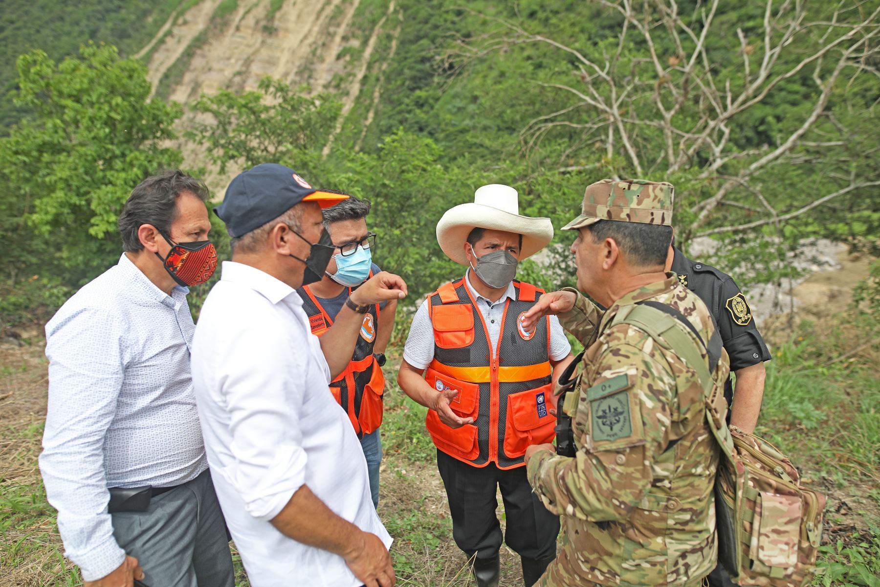 Presidente Pedro Castillo dispuso la evacuación aérea de personas aisladas en Utcubamba debido a la destrucción de la carretera Fernando Belaúnde Terry. Foto: ANDINA/Prensa Presidencia
