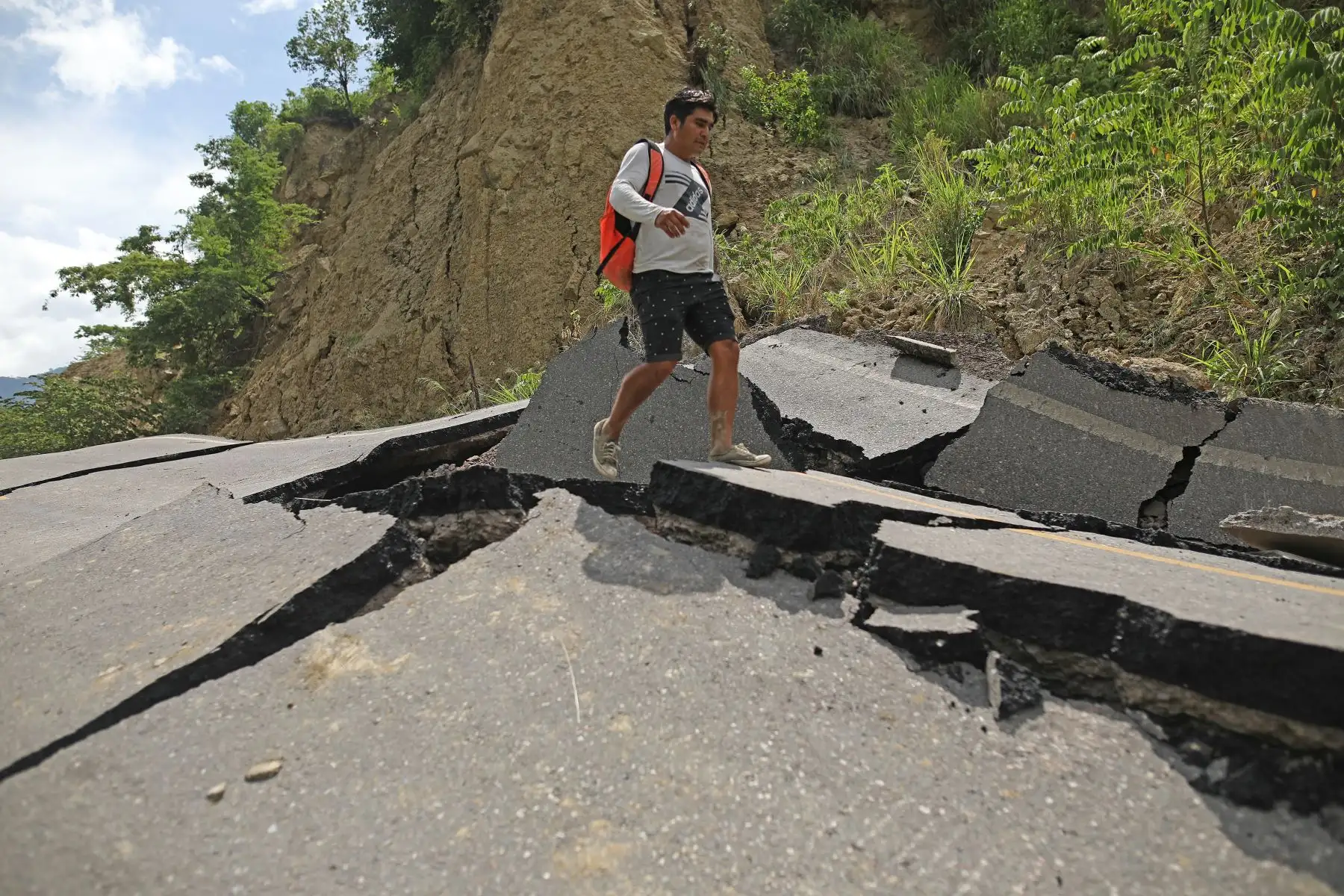 Presidente Pedro Castillo dispuso la evacuación aérea de personas aisladas en Utcubamba debido a la destrucción de la carretera Fernando Belaúnde Terry. Foto: ANDINA/Prensa Presidencia