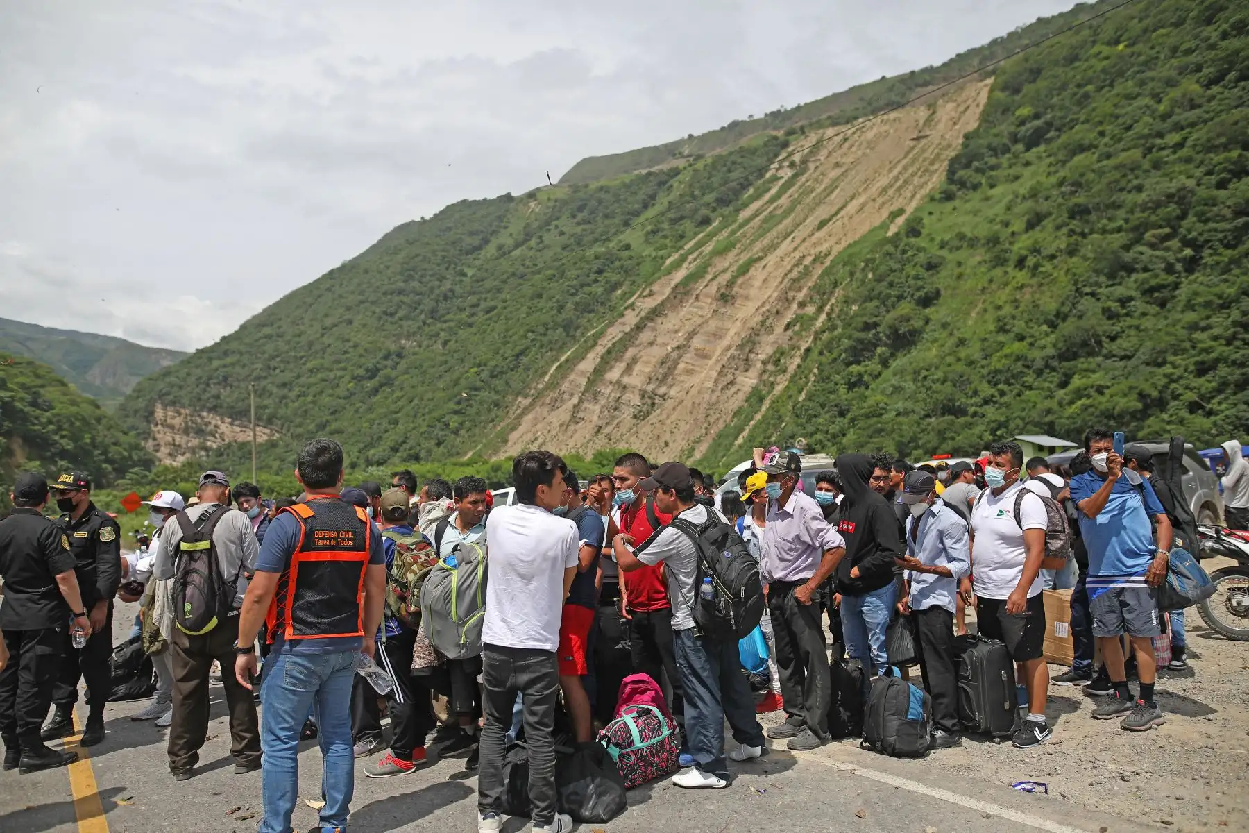 Presidente Pedro Castillo dispuso la evacuación aérea de personas aisladas en Utcubamba debido a la destrucción de la carretera Fernando Belaúnde Terry. Foto: ANDINA/Prensa Presidencia