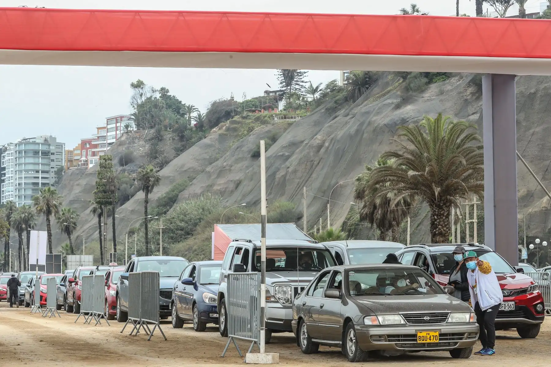 Adultos de la tercera edad acuden al vacuna car de la costa verde para recibir su tercera dosis, así como muchos jóvenes mayores de 12 años para la primera dosis. Foto. ANDINA/ Andrés Valle