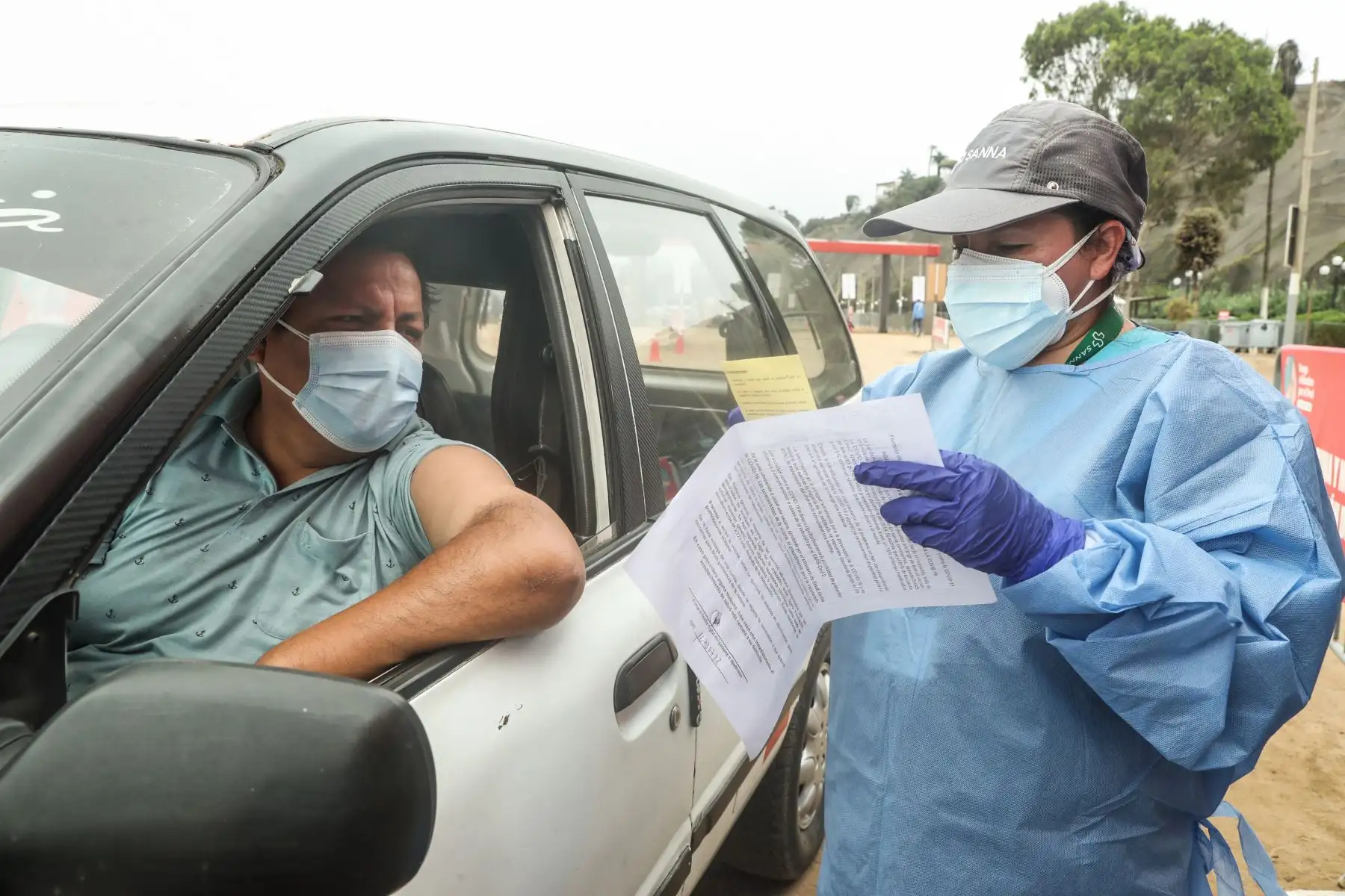 Adultos de la tercera edad acuden al vacuna car de la costa verde para recibir su tercera dosis, así como muchos jóvenes mayores de 12 años para la primera dosis. Foto. ANDINA/ Andrés Valle
