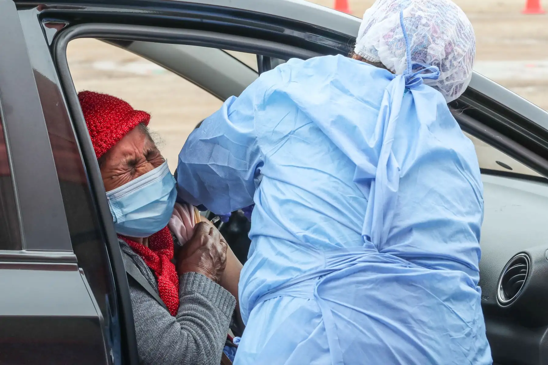 Adultos de la tercera edad acuden al vacuna car de la costa verde para recibir su tercera dosis, así como muchos jóvenes mayores de 12 años para la primera dosis. Foto. ANDINA/ Andrés Valle