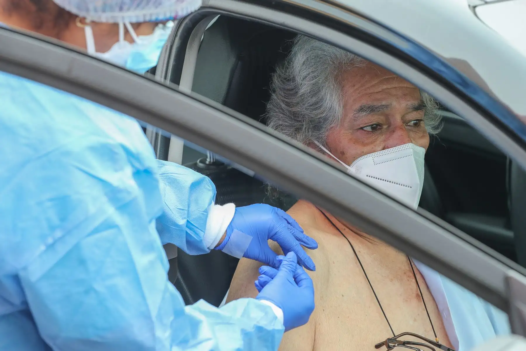 Adultos de la tercera edad acuden al vacuna car de la costa verde para recibir su tercera dosis, así como muchos jóvenes mayores de 12 años para la primera dosis. Foto. ANDINA/ Andrés Valle