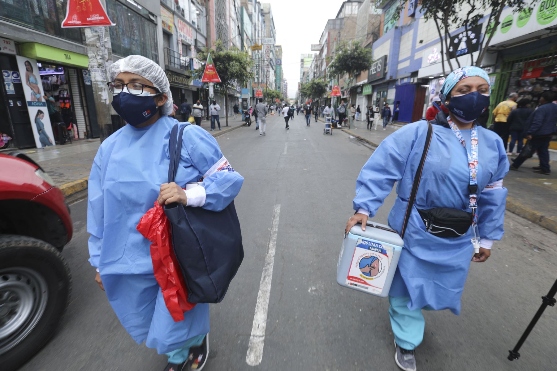 Enfermeras recorren el emporio comercial de Gamarra para vacunar contra la covid-19. Foto: ANDINA/Difusión
