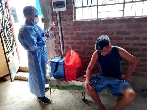 Conoce a Jesús Manuel Damián Acosta, el joven becario estudiante de Enfermería de la Universidad Nacional de Tumbes que recorre a pie o en moto diversos caseríos de Tumbes para aplicar la vacuna contra el covid-19 a la población local. Foto: ANDINA/Difusión.