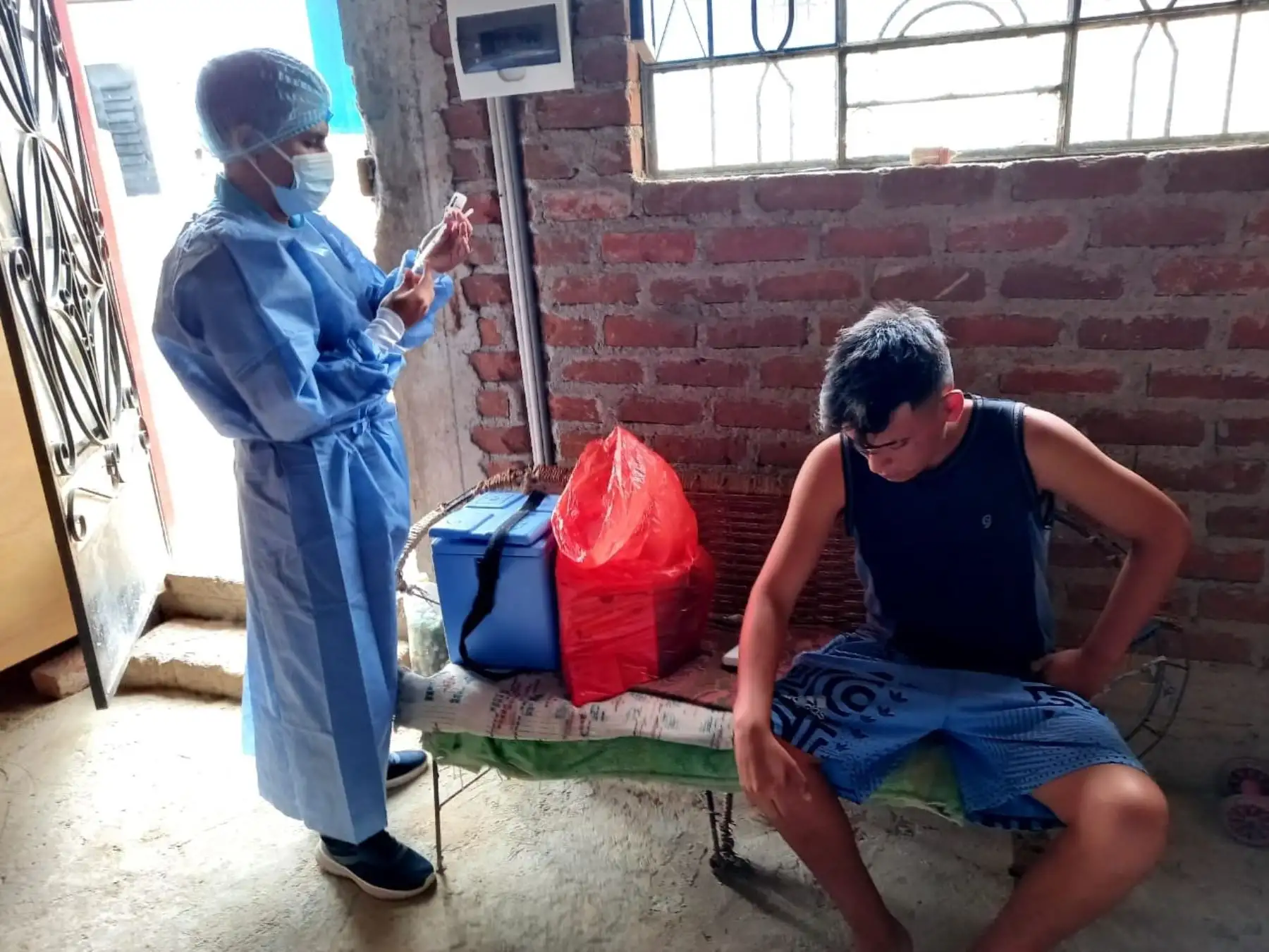 Conoce a Jesús Manuel Damián Acosta, el joven becario estudiante de Enfermería de la Universidad Nacional de Tumbes que recorre a pie o en moto diversos caseríos de Tumbes para aplicar la vacuna contra el covid-19 a la población local. Foto: ANDINA/Difusión.